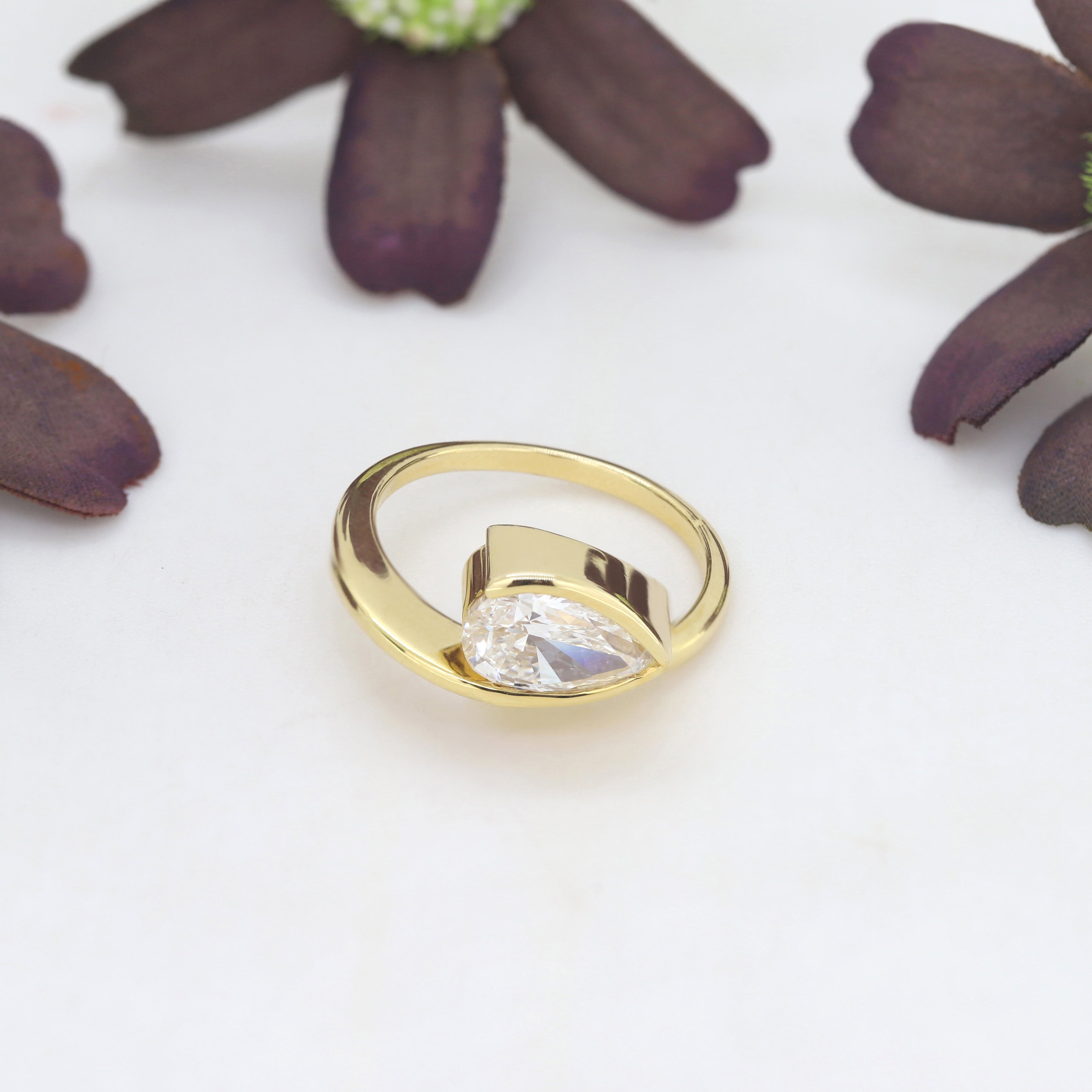 Shine of Promise – Yellow Gold Ring with Solitaire Diamond