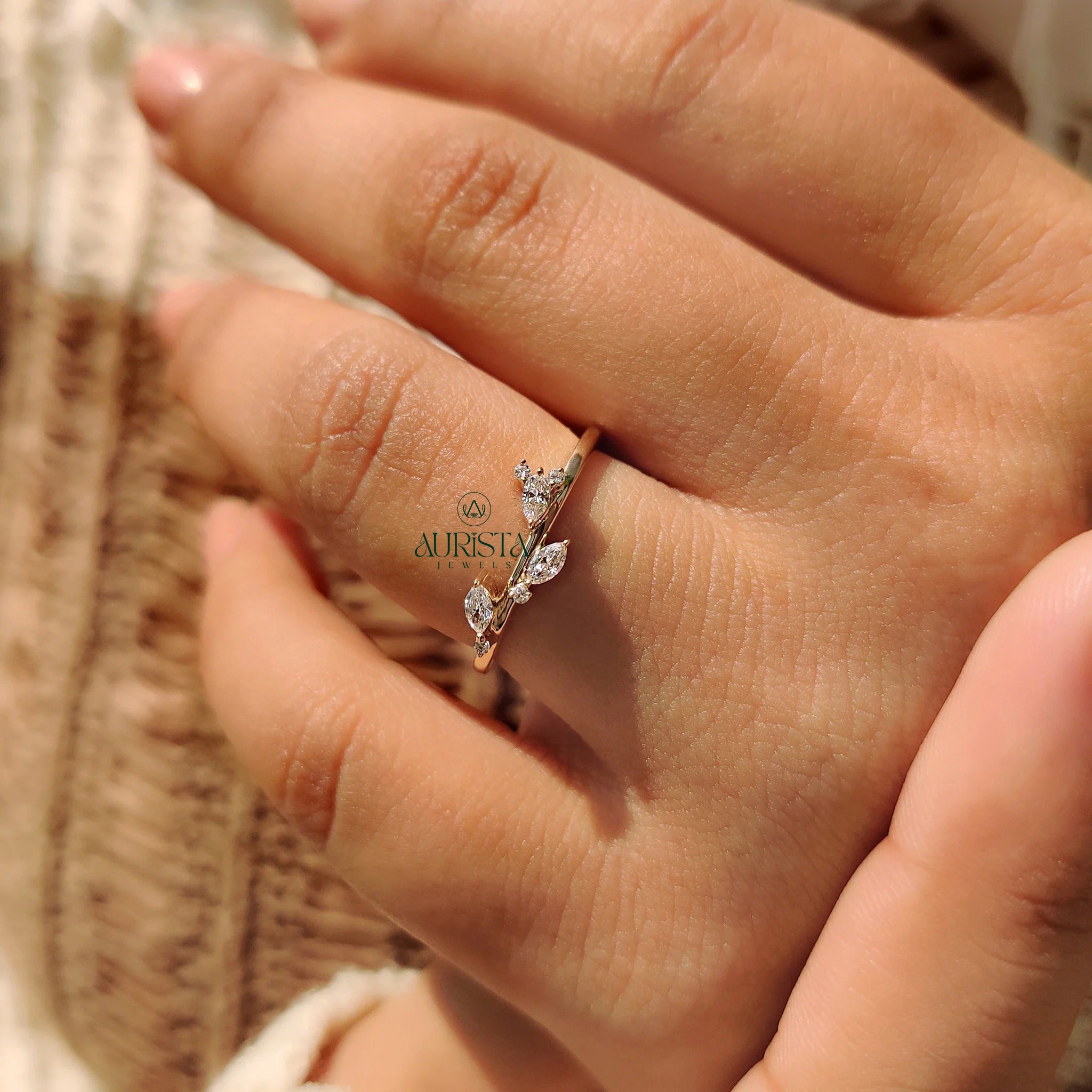Pure Devotion – Polished Ring with Shimmering Diamond