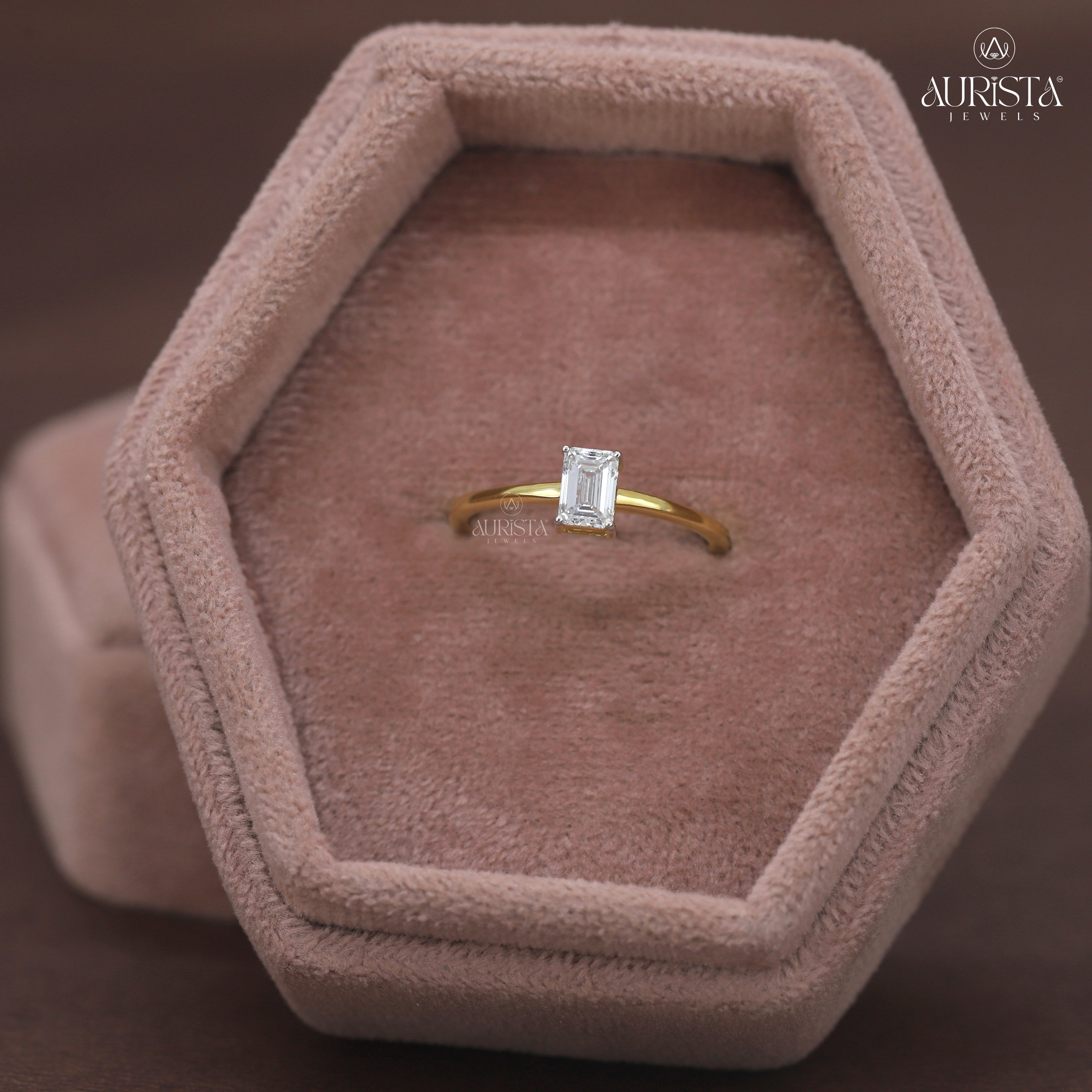 Lustre Divine – Yellow Gold Ring with Emerald Diamond