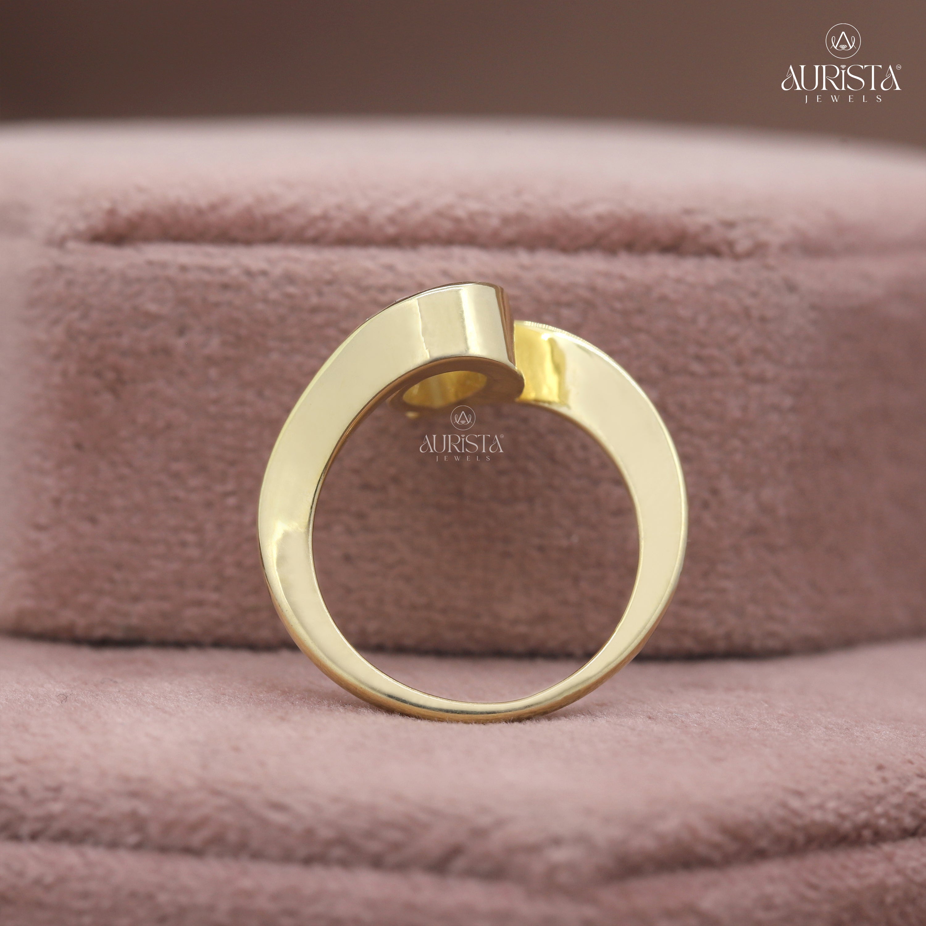 Eternal Touch – Yellow Gold Ring with pear Diamond