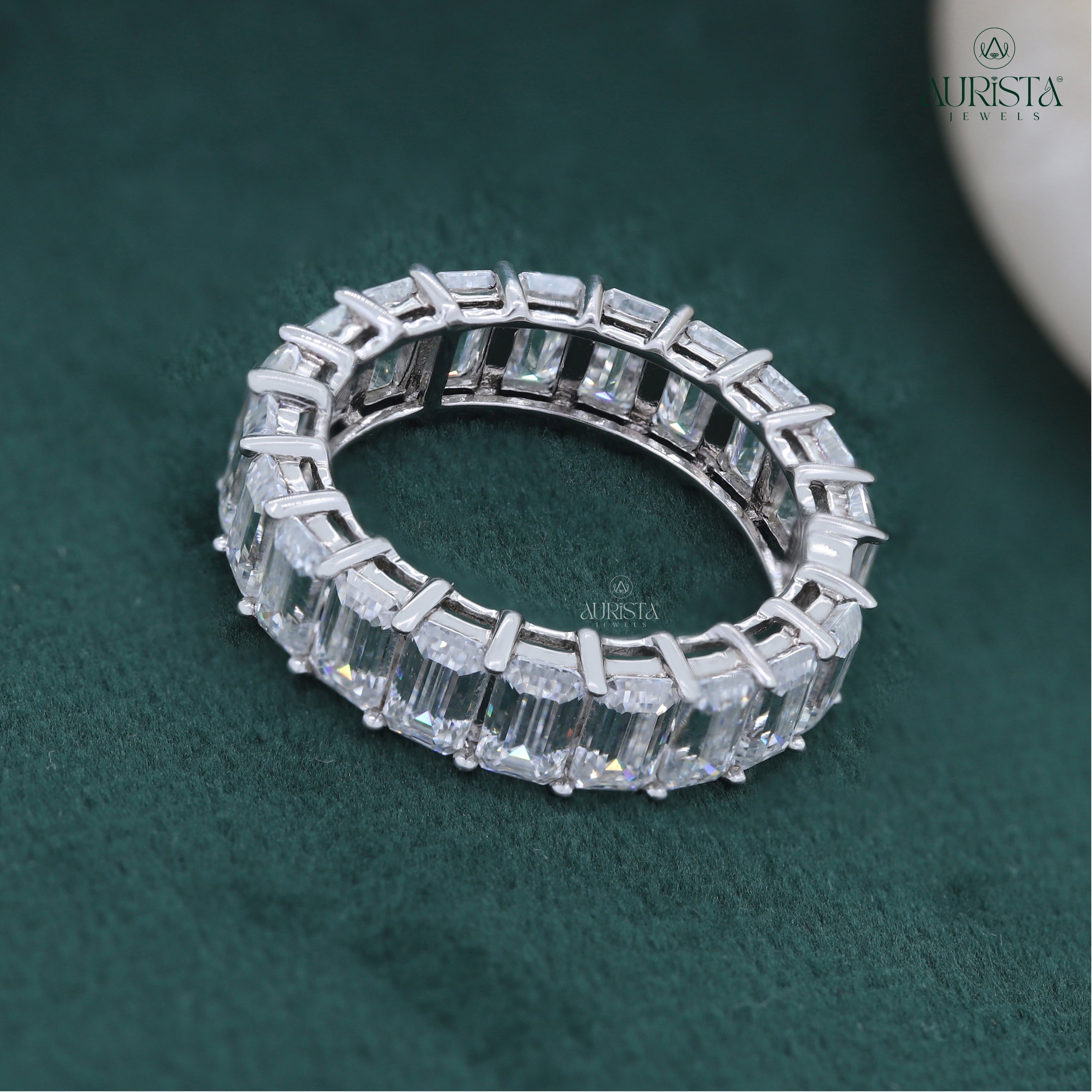 Forever Gleam – White Gold Band with Emerald Diamond