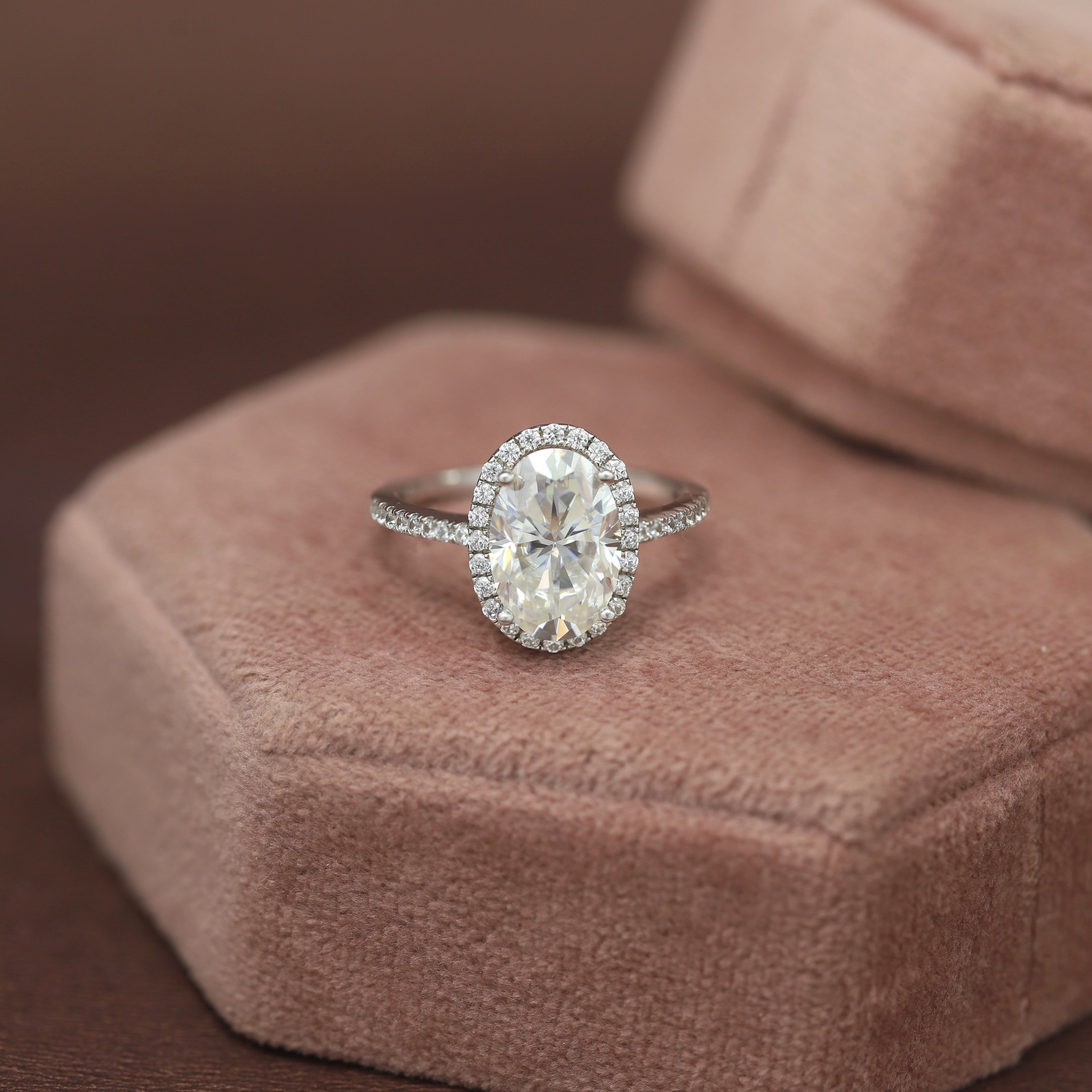 Light of Love – White Gold Ring with Oval Diamond