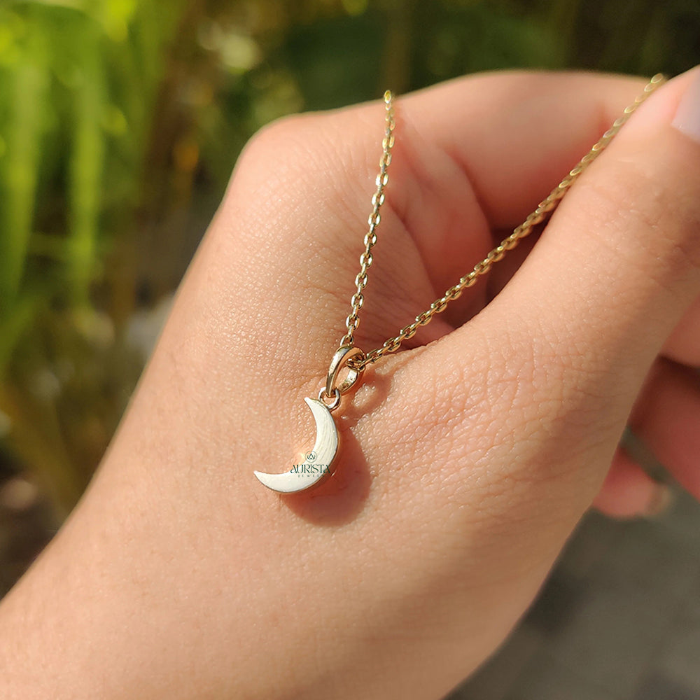 Classic Spark Round Diamond Pendant in Gold