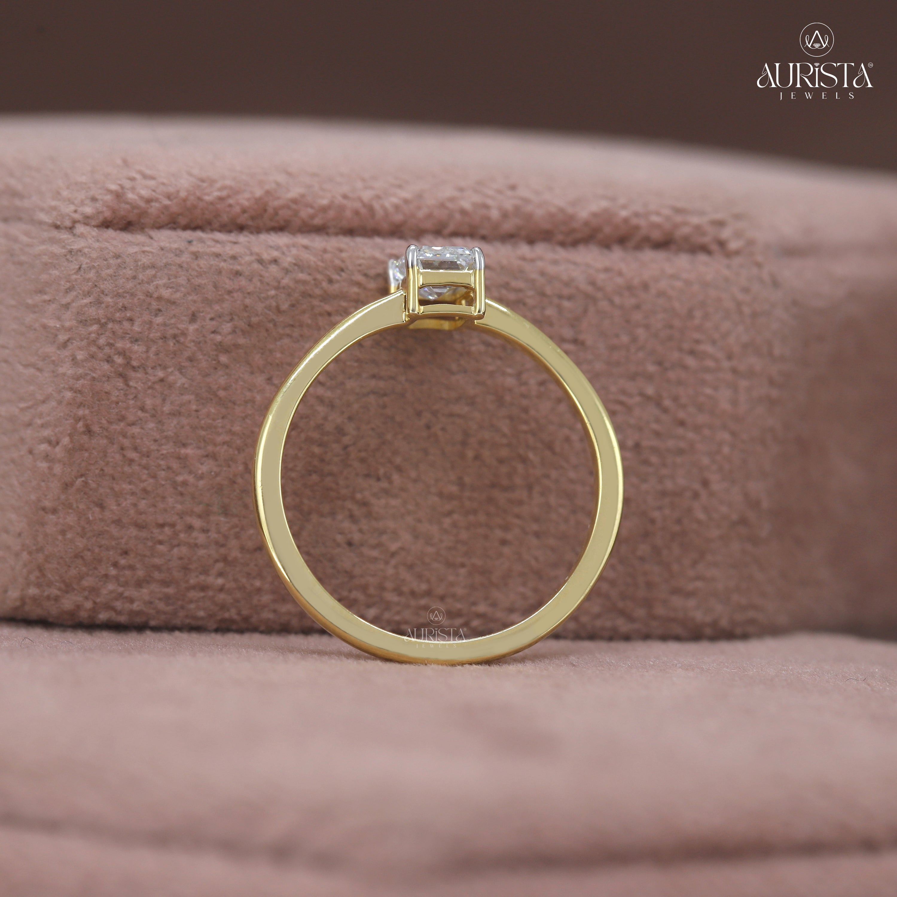 Lustre Divine – Yellow Gold Ring with Emerald Diamond