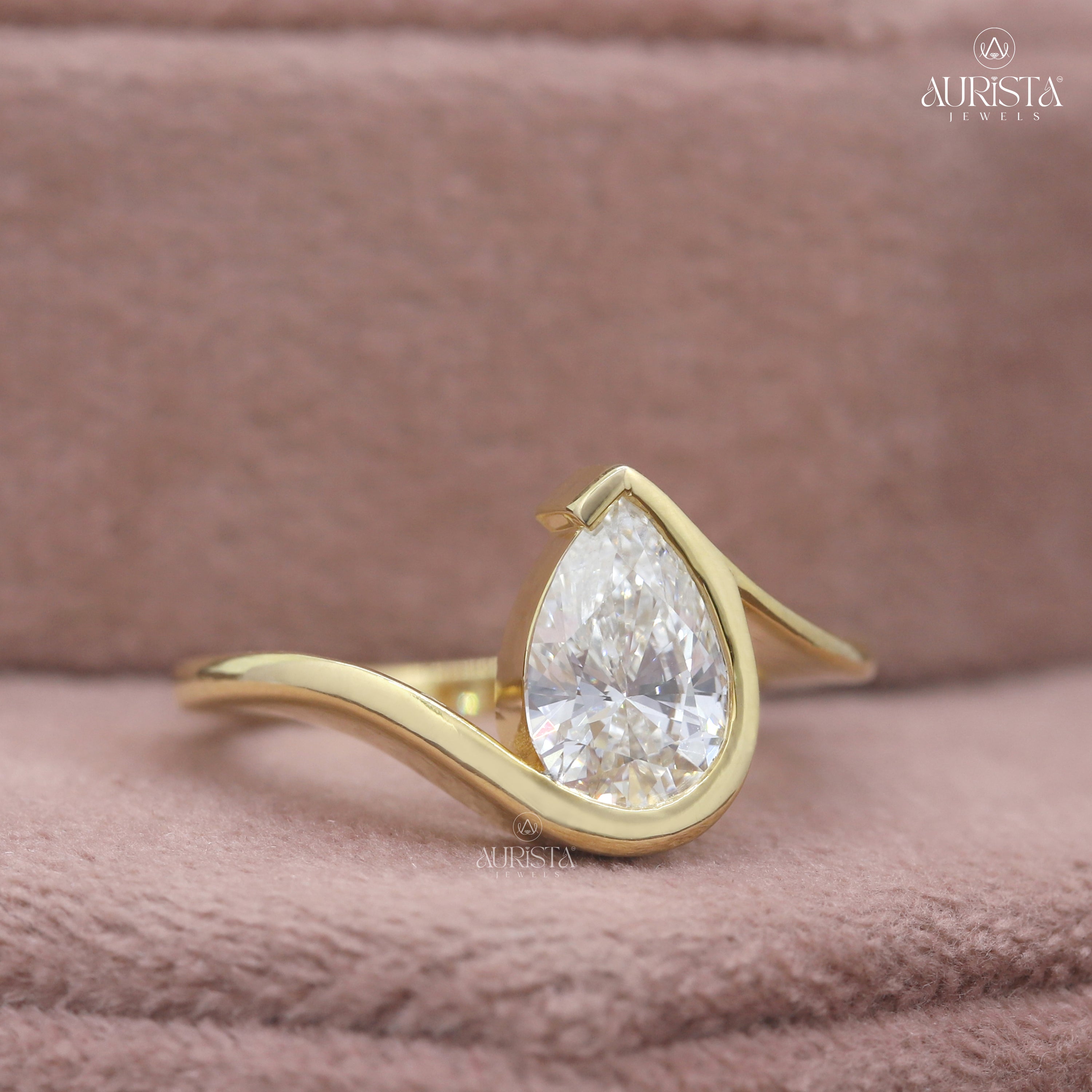 Eternal Touch – Yellow Gold Ring with pear Diamond
