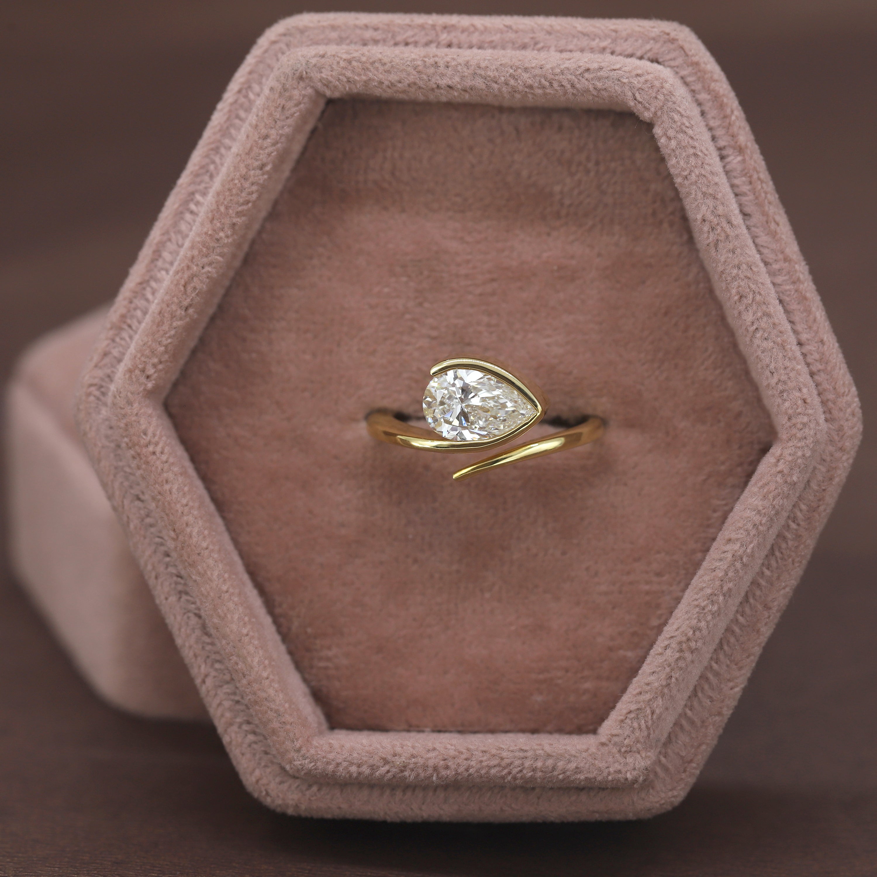 Shine of Promise – Yellow Gold Ring with Solitaire Diamond
