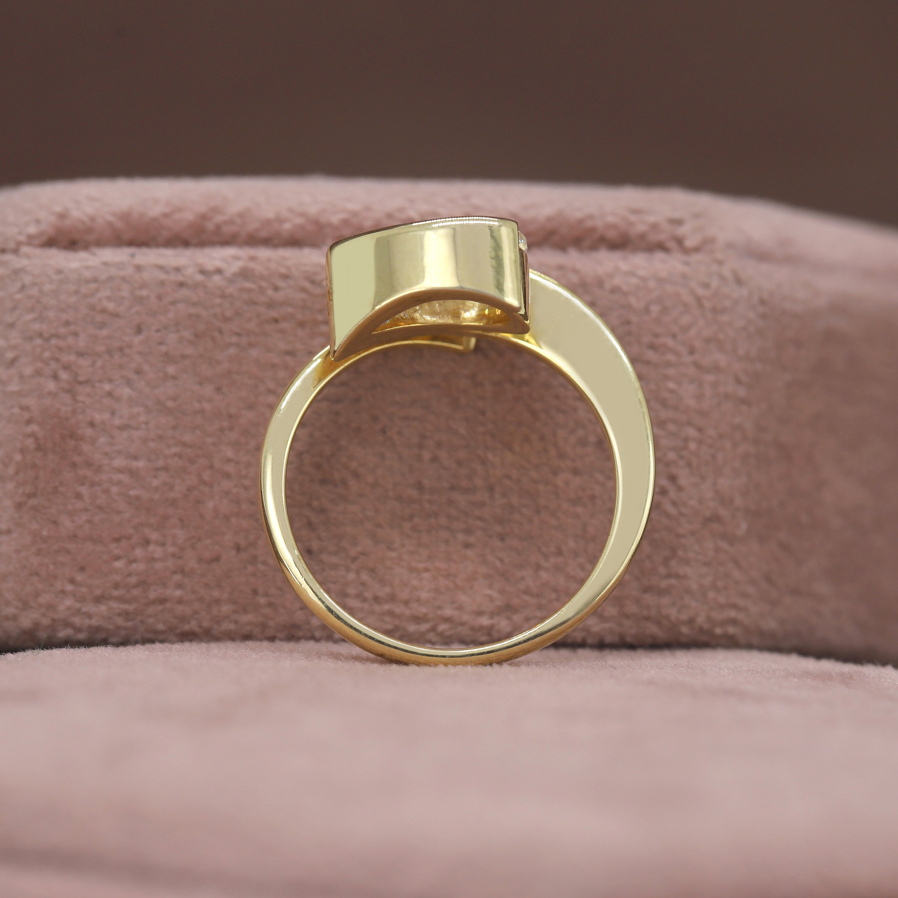 Shine of Promise – Yellow Gold Ring with Solitaire Diamond