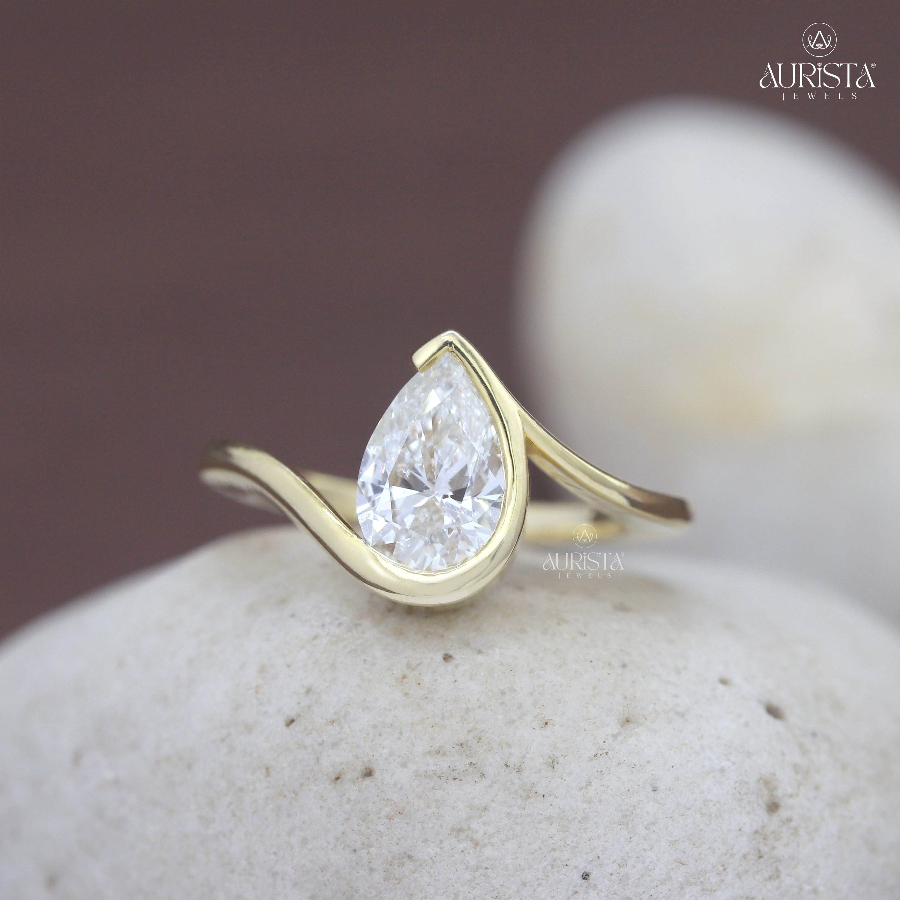 Eternal Touch – Yellow Gold Ring with pear Diamond
