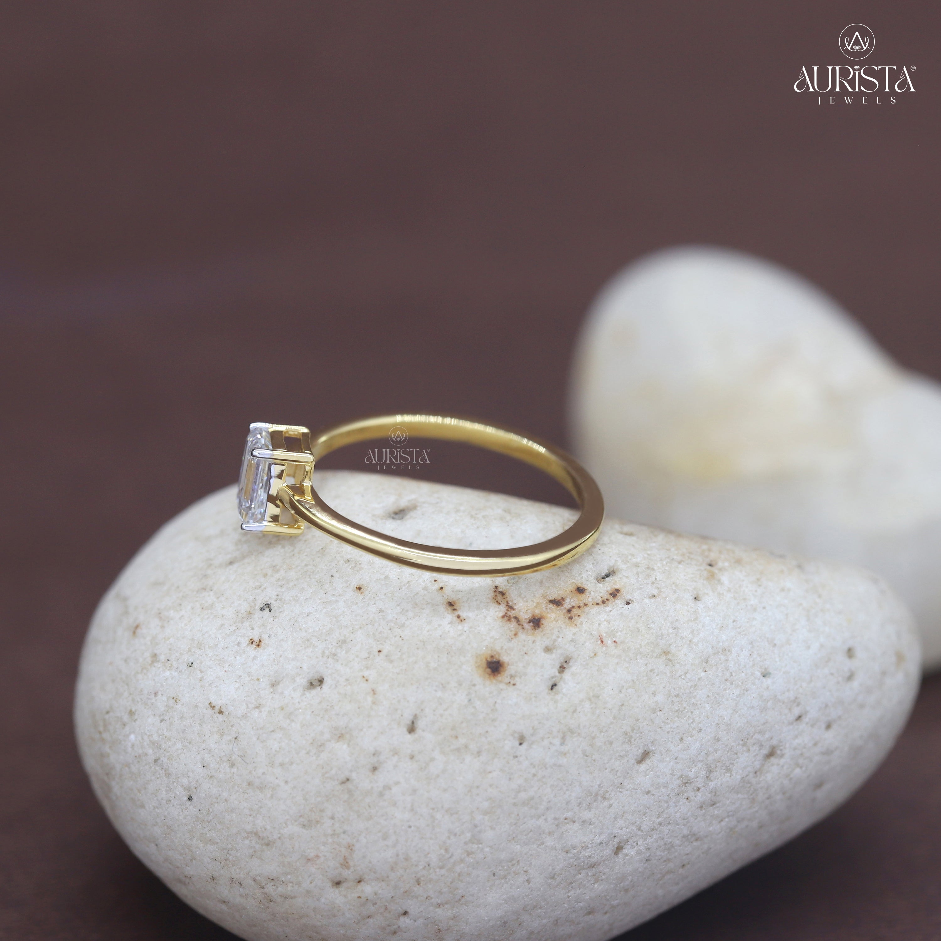 Lustre Divine – Yellow Gold Ring with Emerald Diamond