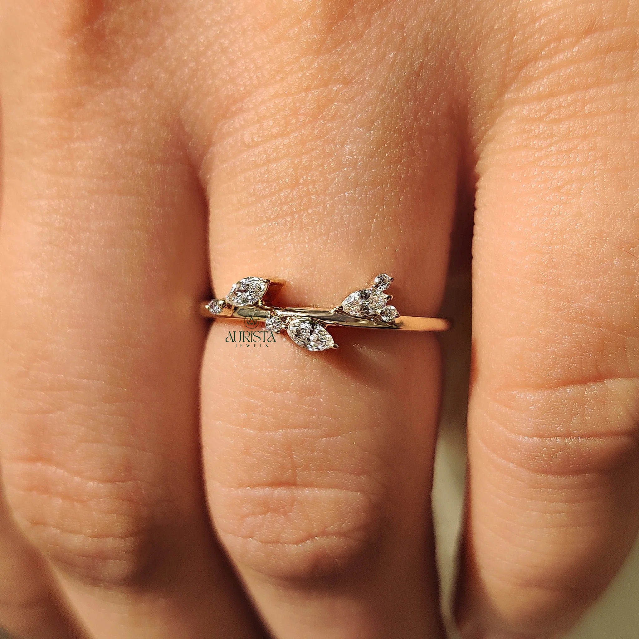 Pure Devotion – Polished Ring with Shimmering Diamond