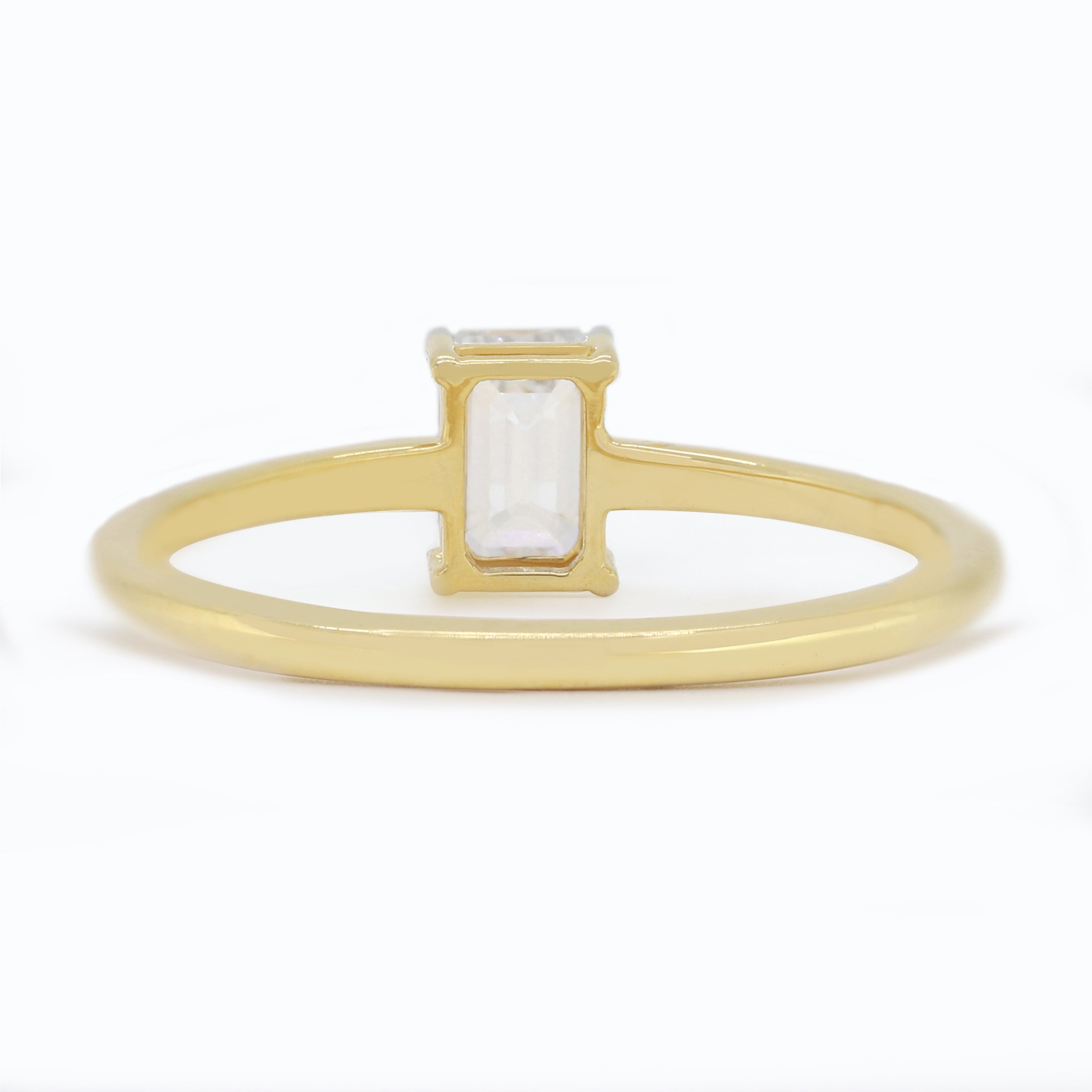 Lustre Divine – Yellow Gold Ring with Emerald Diamond
