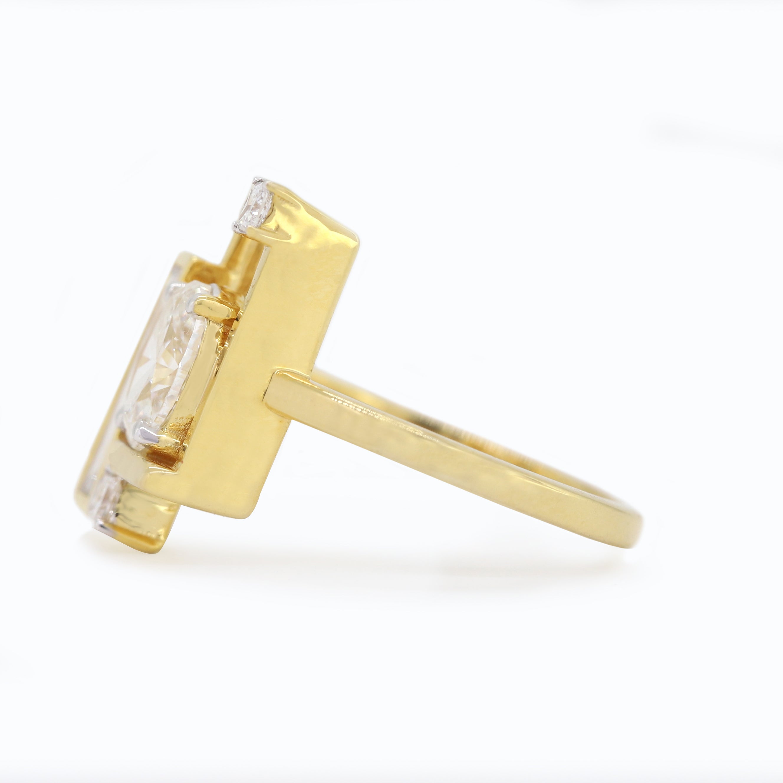 Timeless Promise – Yellow Gold Ring with MIx Diamond
