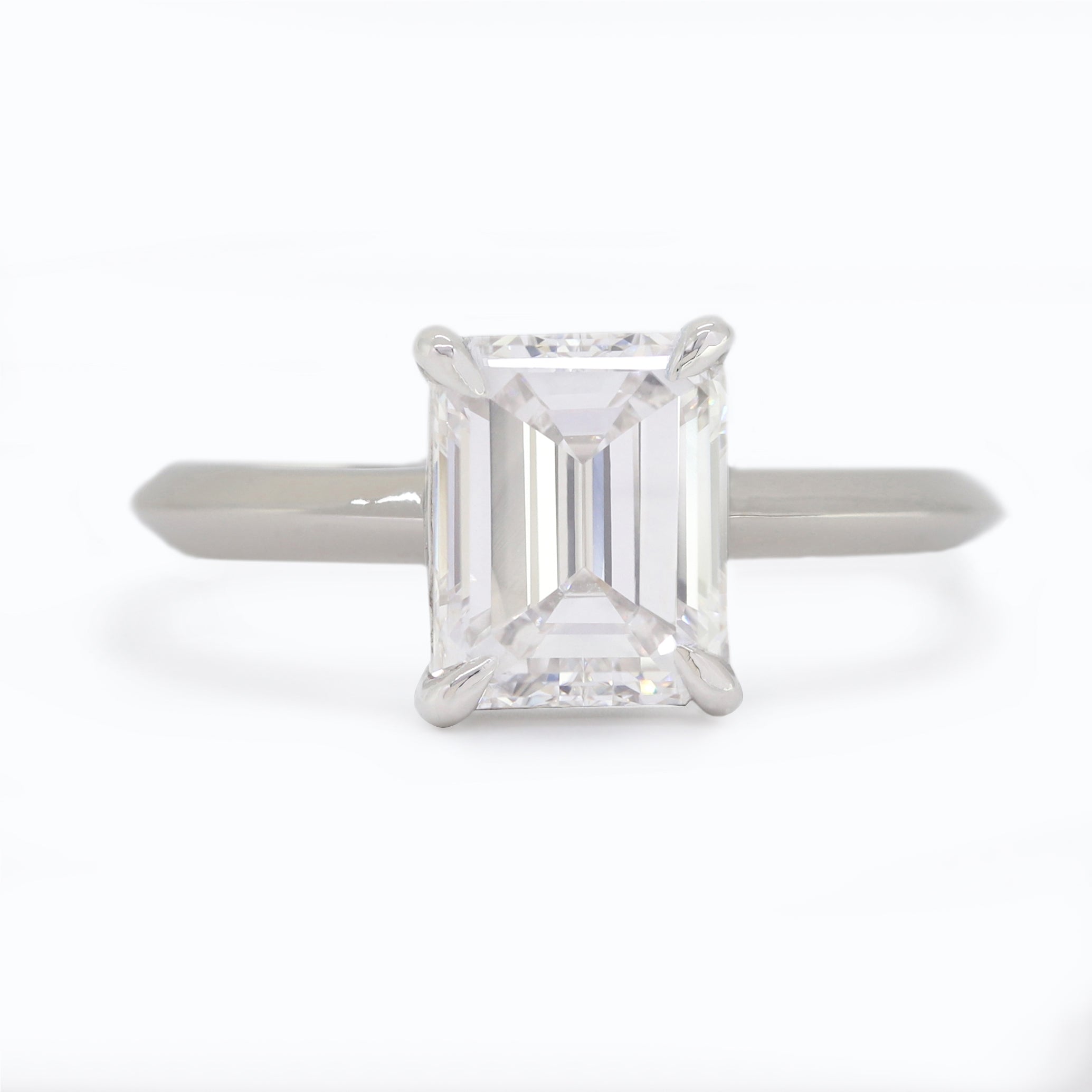 Hold Forever – White Gold Ring with emerald Diamond