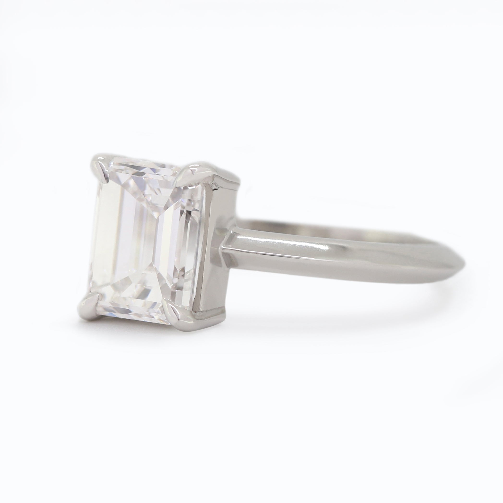 Hold Forever – White Gold Ring with emerald Diamond