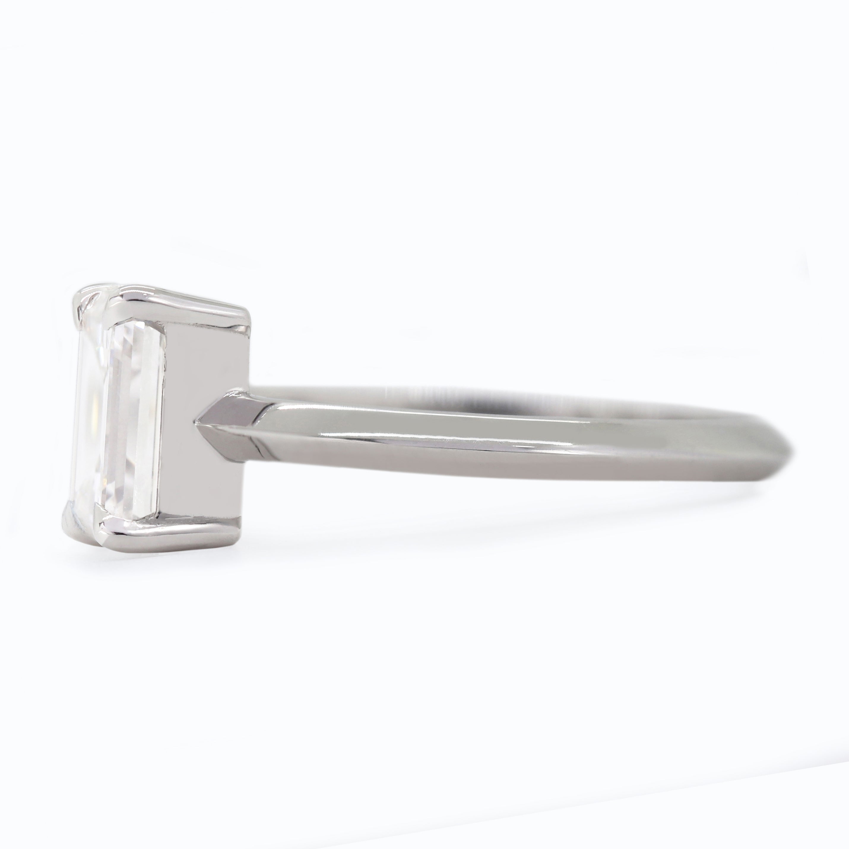 Hold Forever – White Gold Ring with emerald Diamond