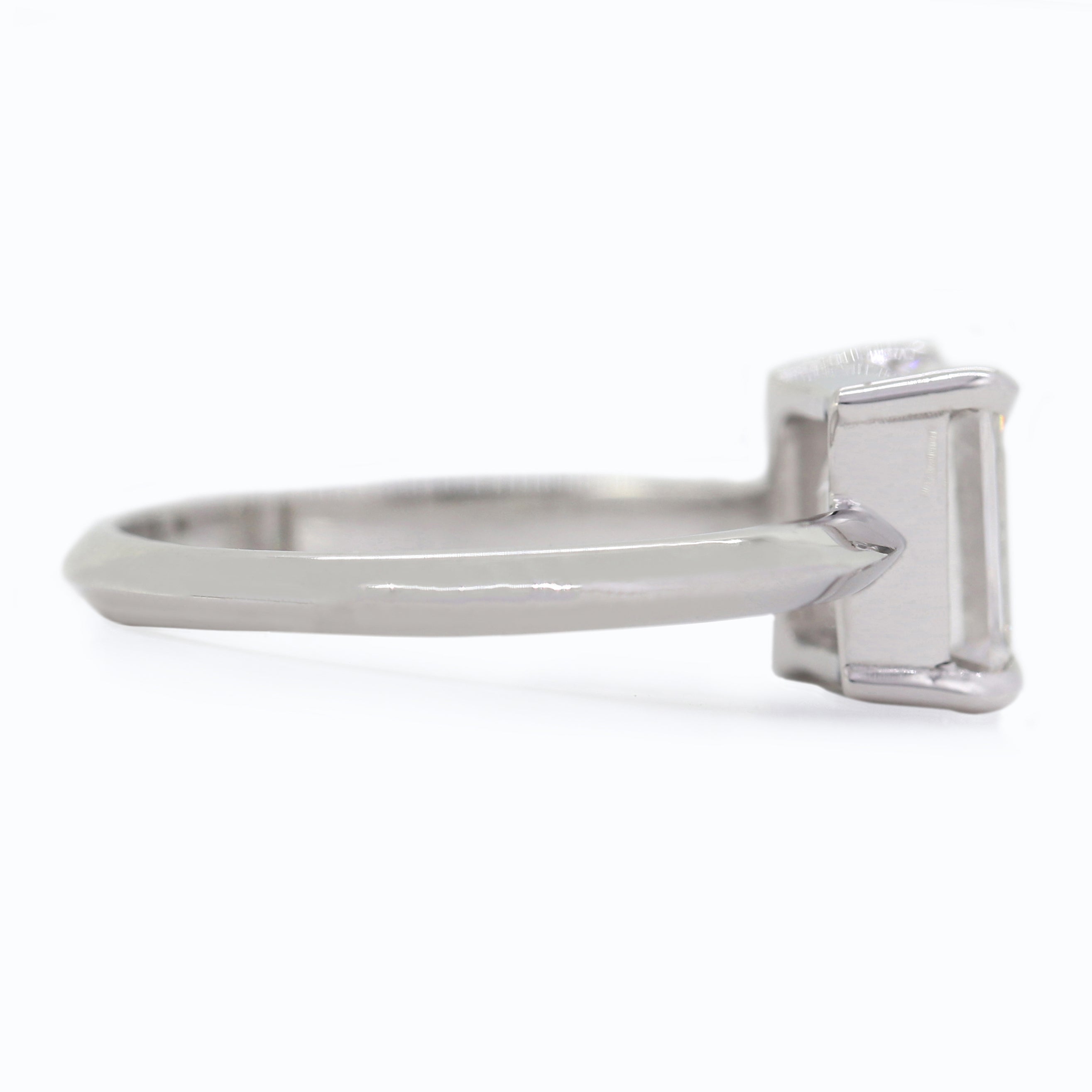 Hold Forever – White Gold Ring with emerald Diamond