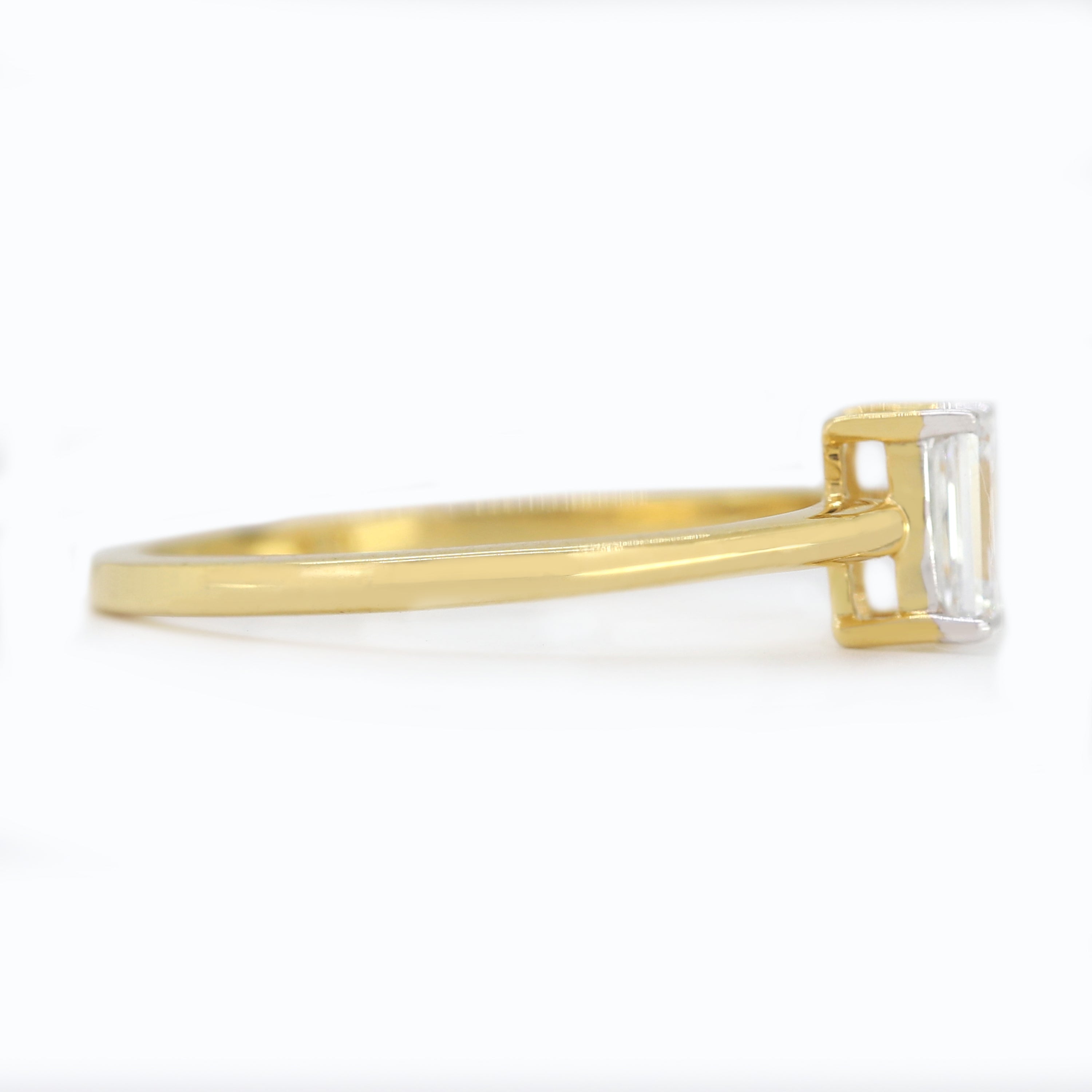 Lustre Divine – Yellow Gold Ring with Emerald Diamond
