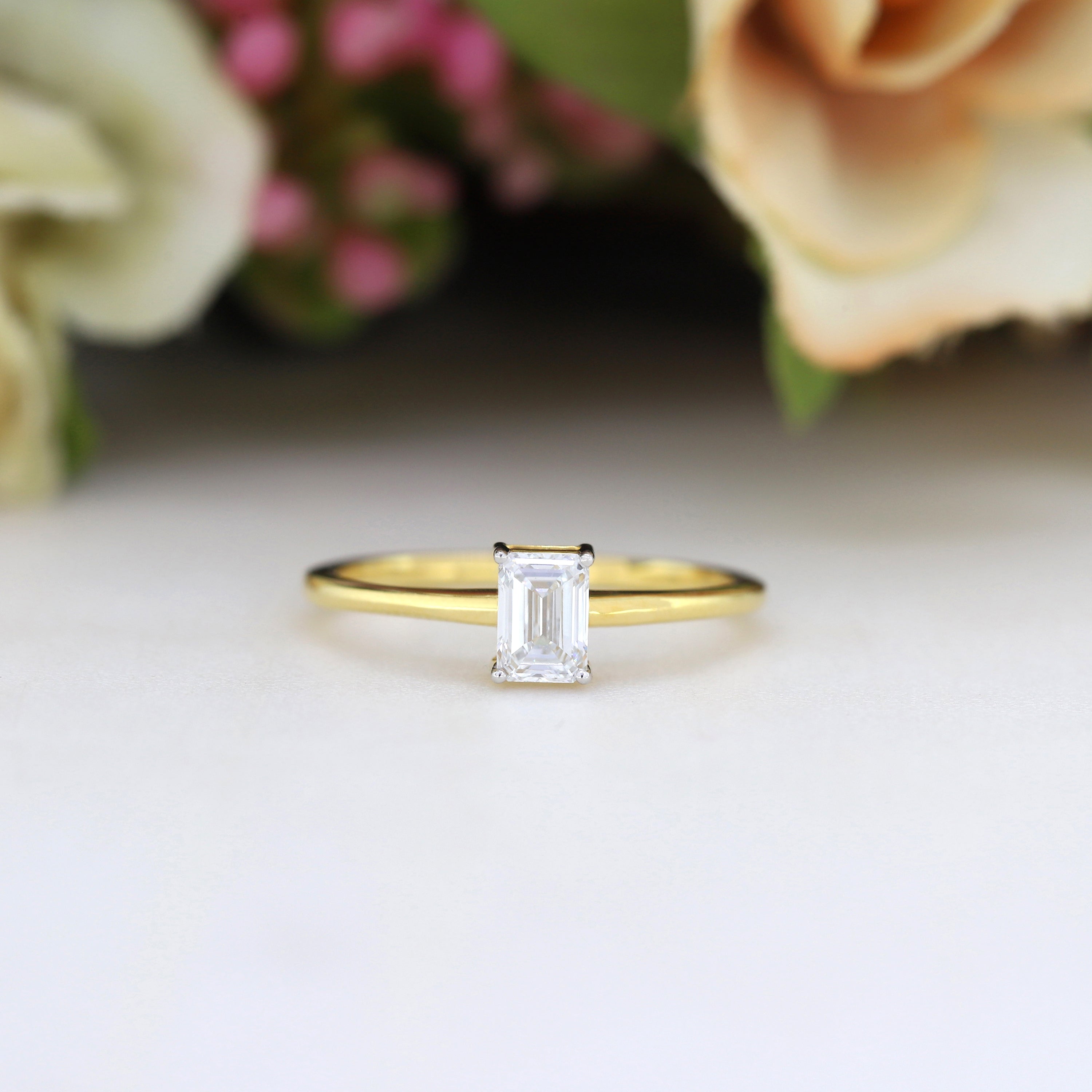 Lustre Divine – Yellow Gold Ring with Emerald Diamond