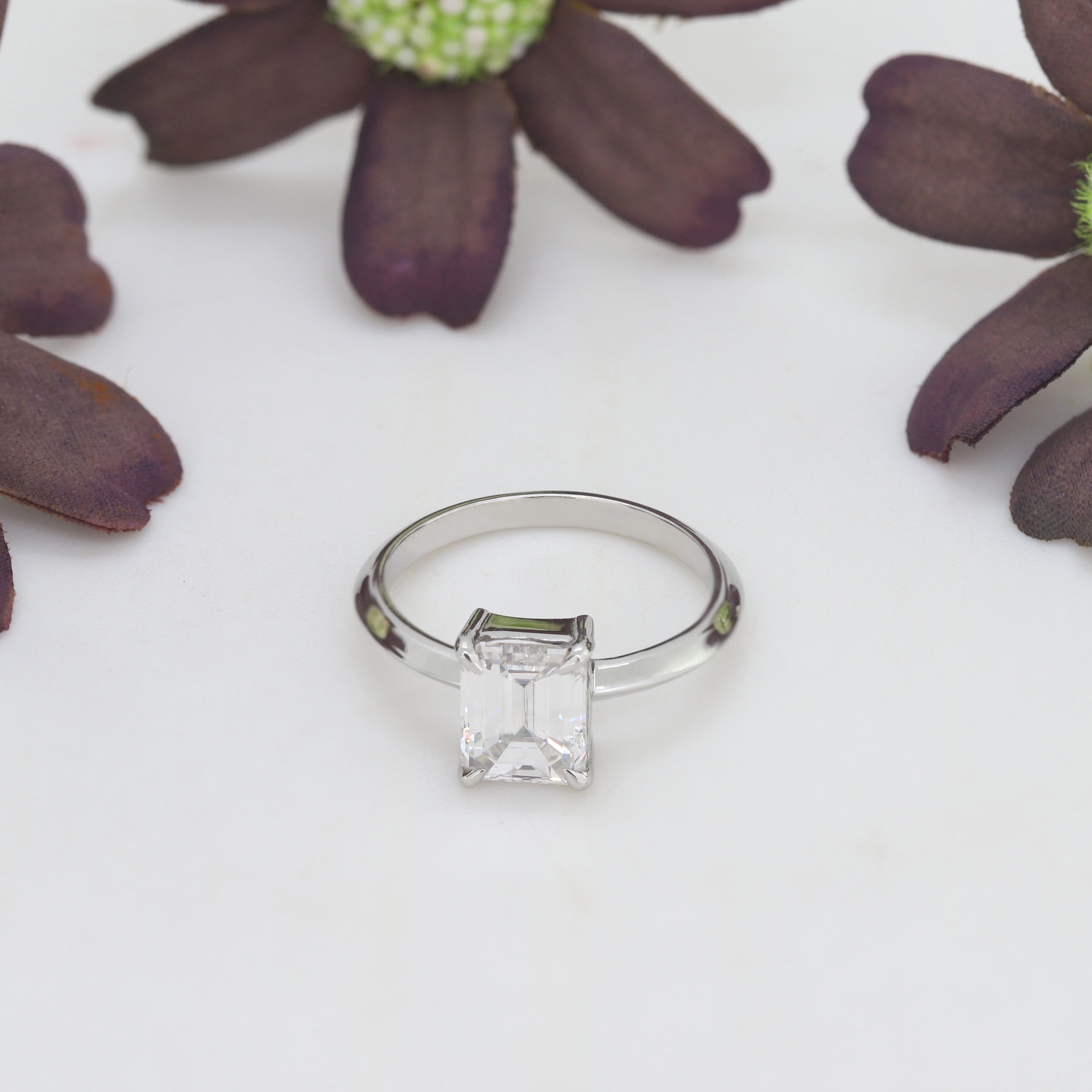 Hold Forever – White Gold Ring with emerald Diamond