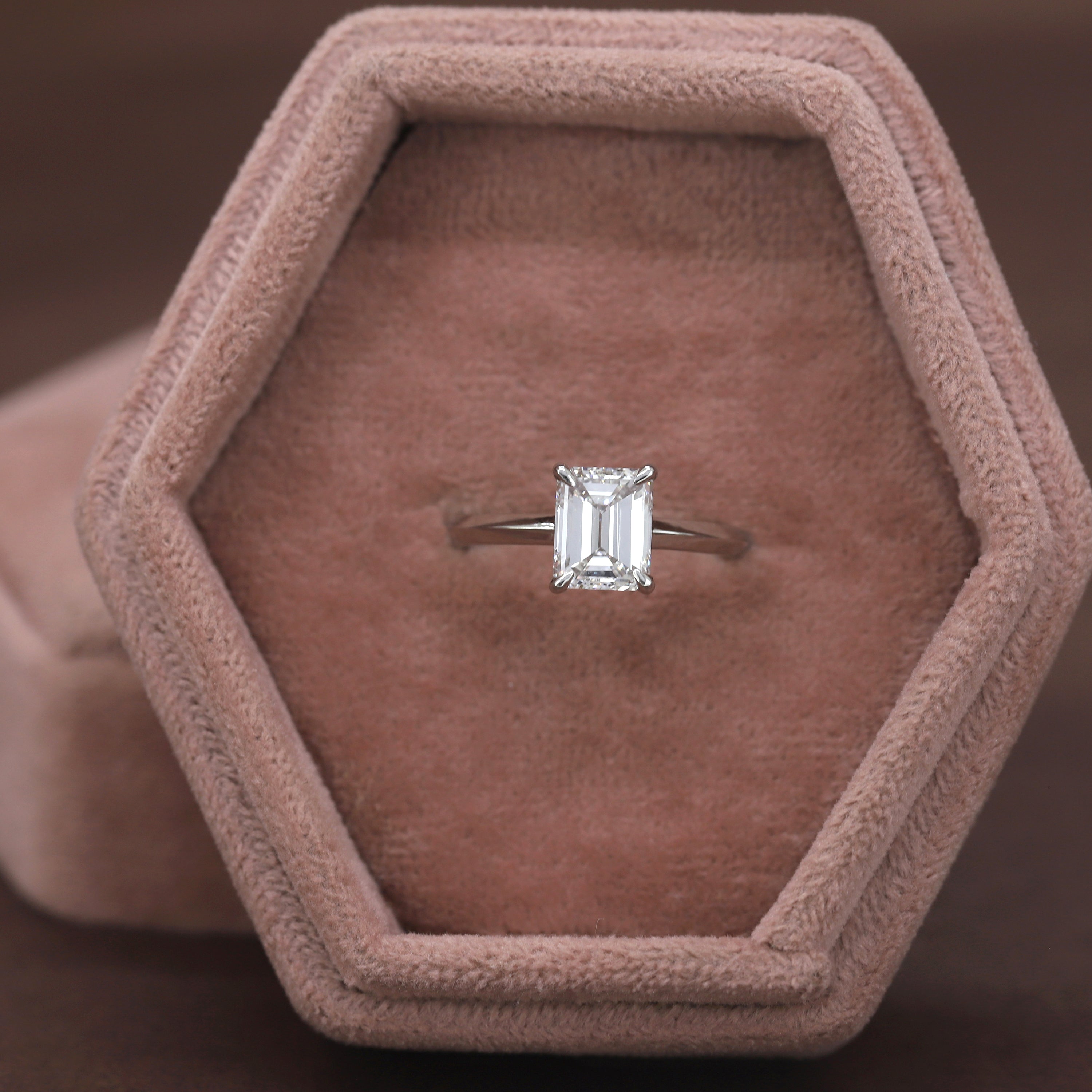 Hold Forever – White Gold Ring with emerald Diamond