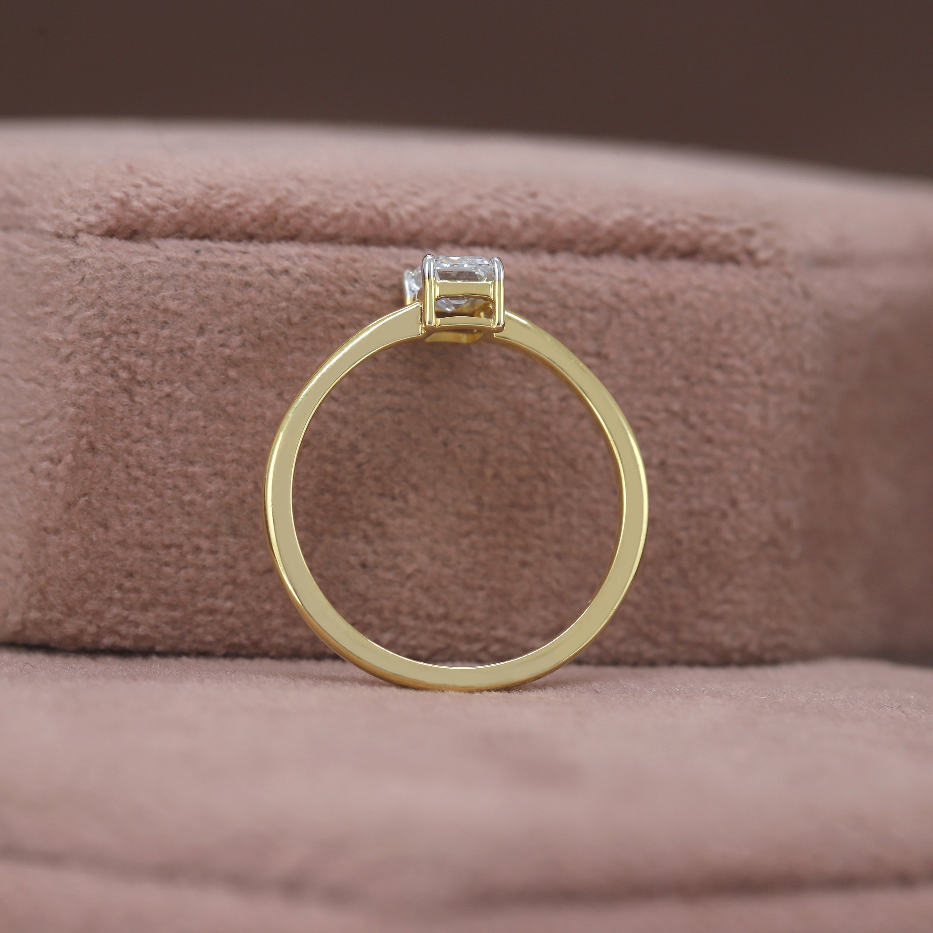 Lustre Divine – Yellow Gold Ring with Emerald Diamond