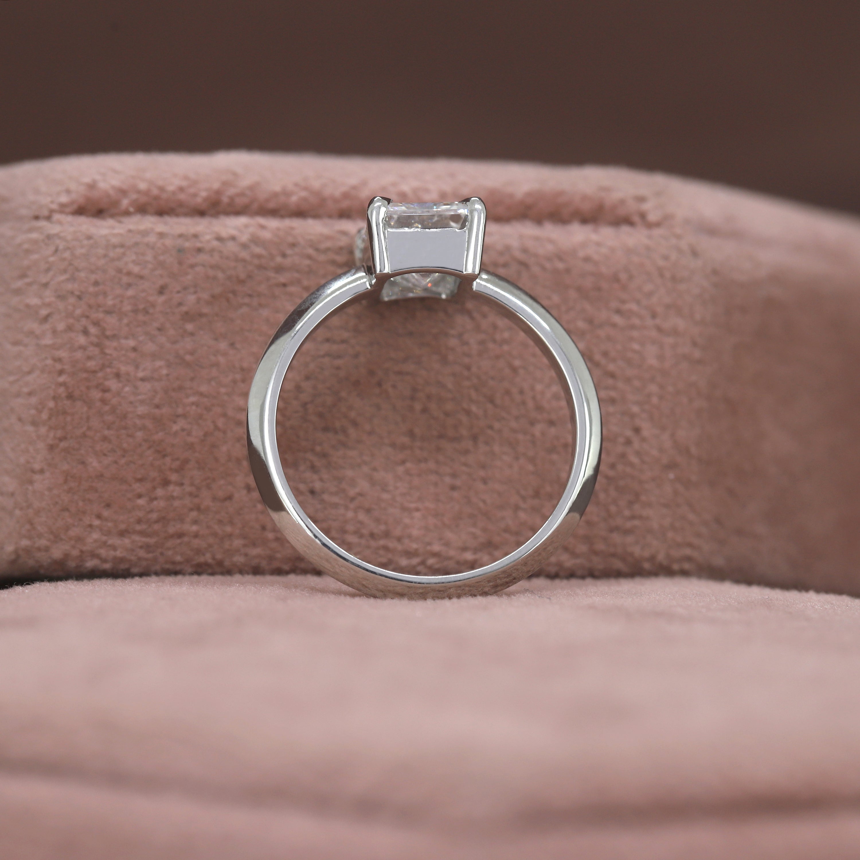 Hold Forever – White Gold Ring with emerald Diamond