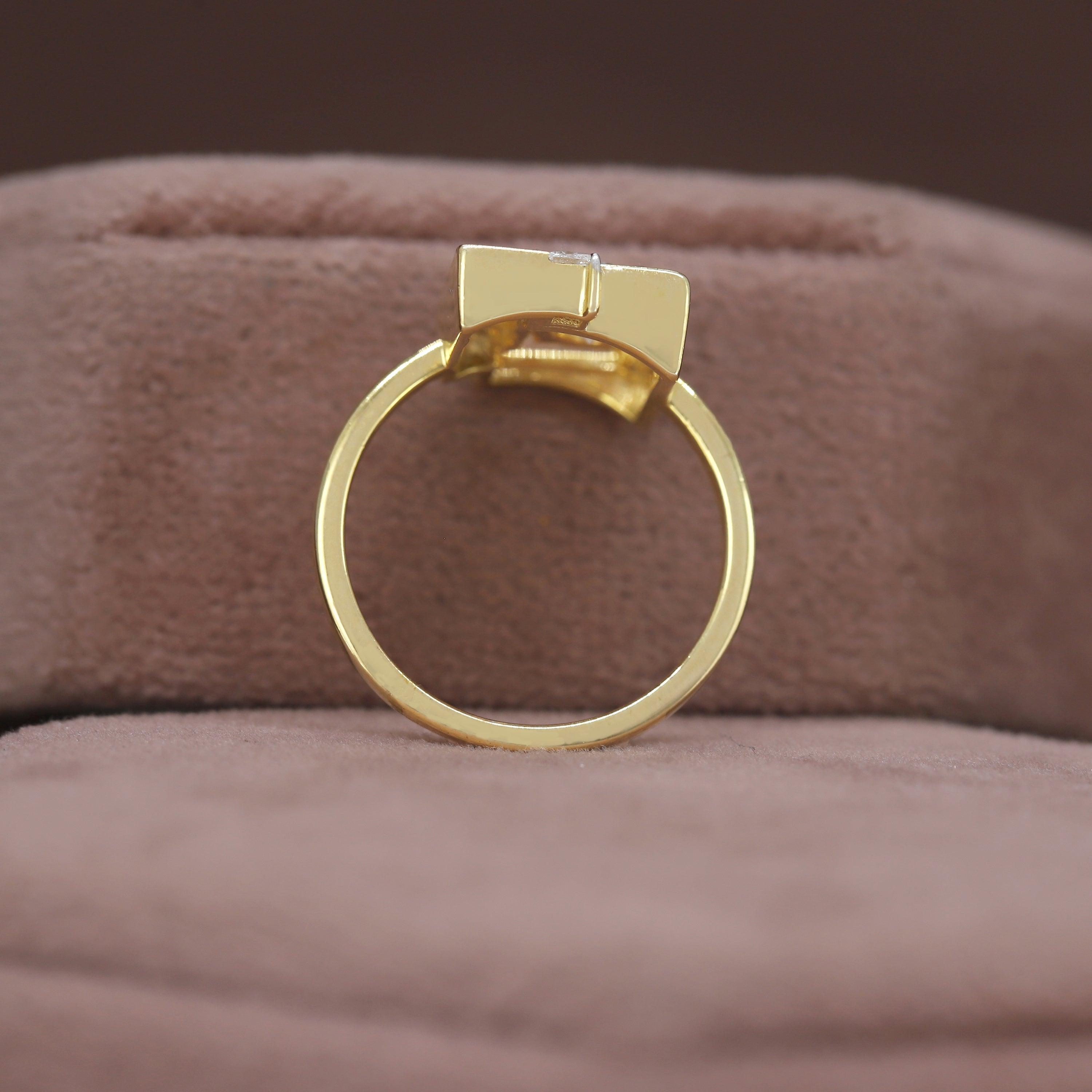 Timeless Promise – Yellow Gold Ring with MIx Diamond