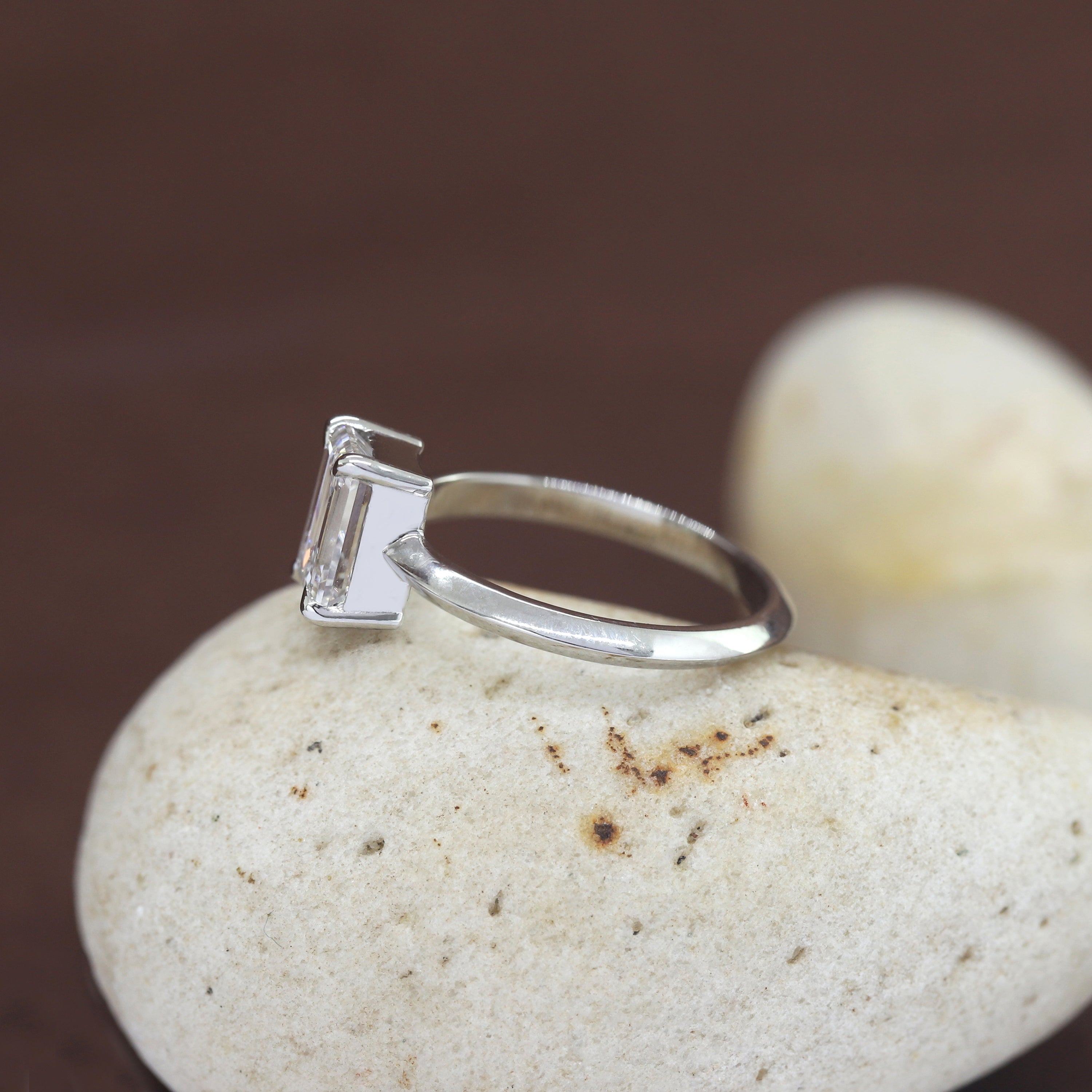 Hold Forever – White Gold Ring with emerald Diamond