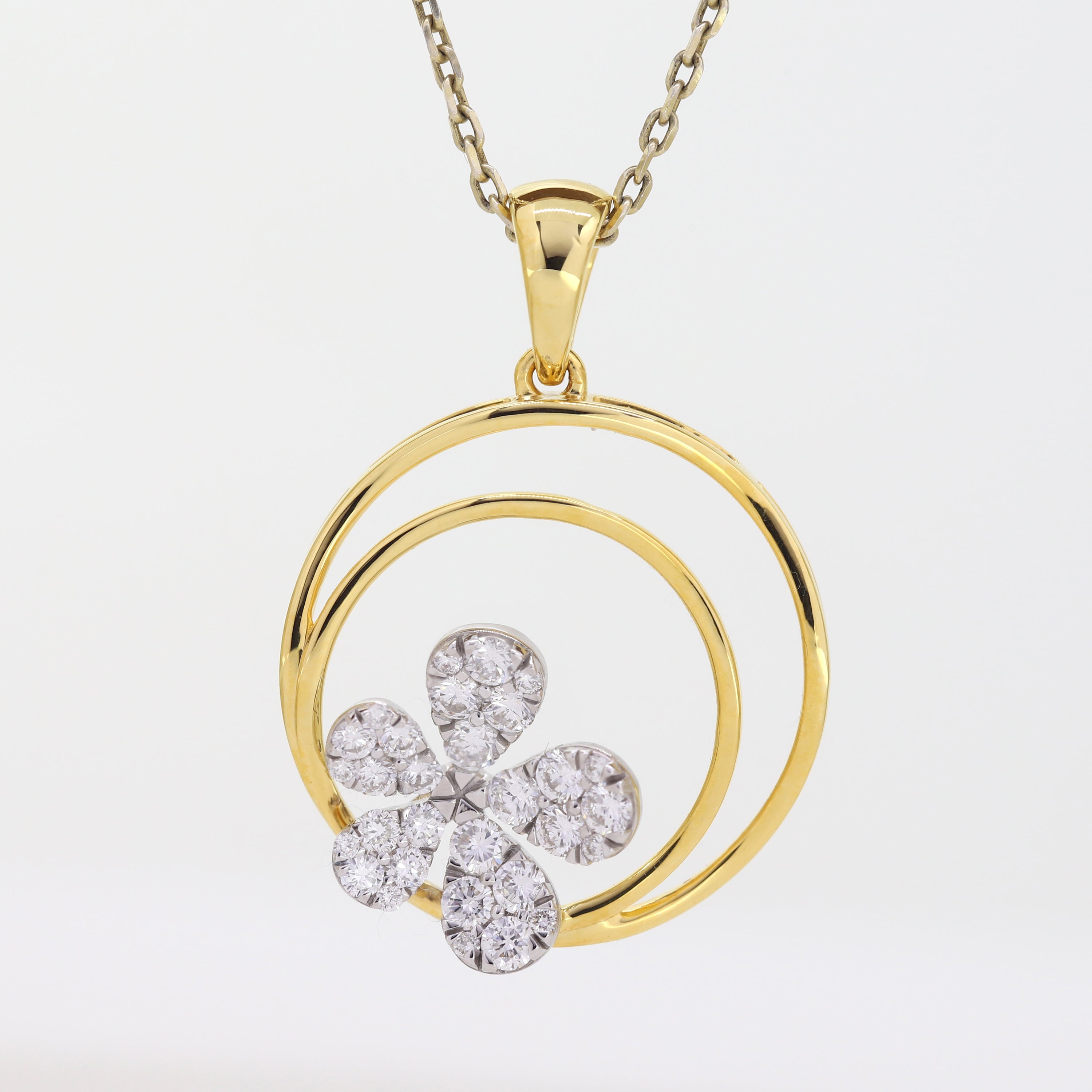 Round Floral Design Diamond Jewelry Set in Yellow Gold