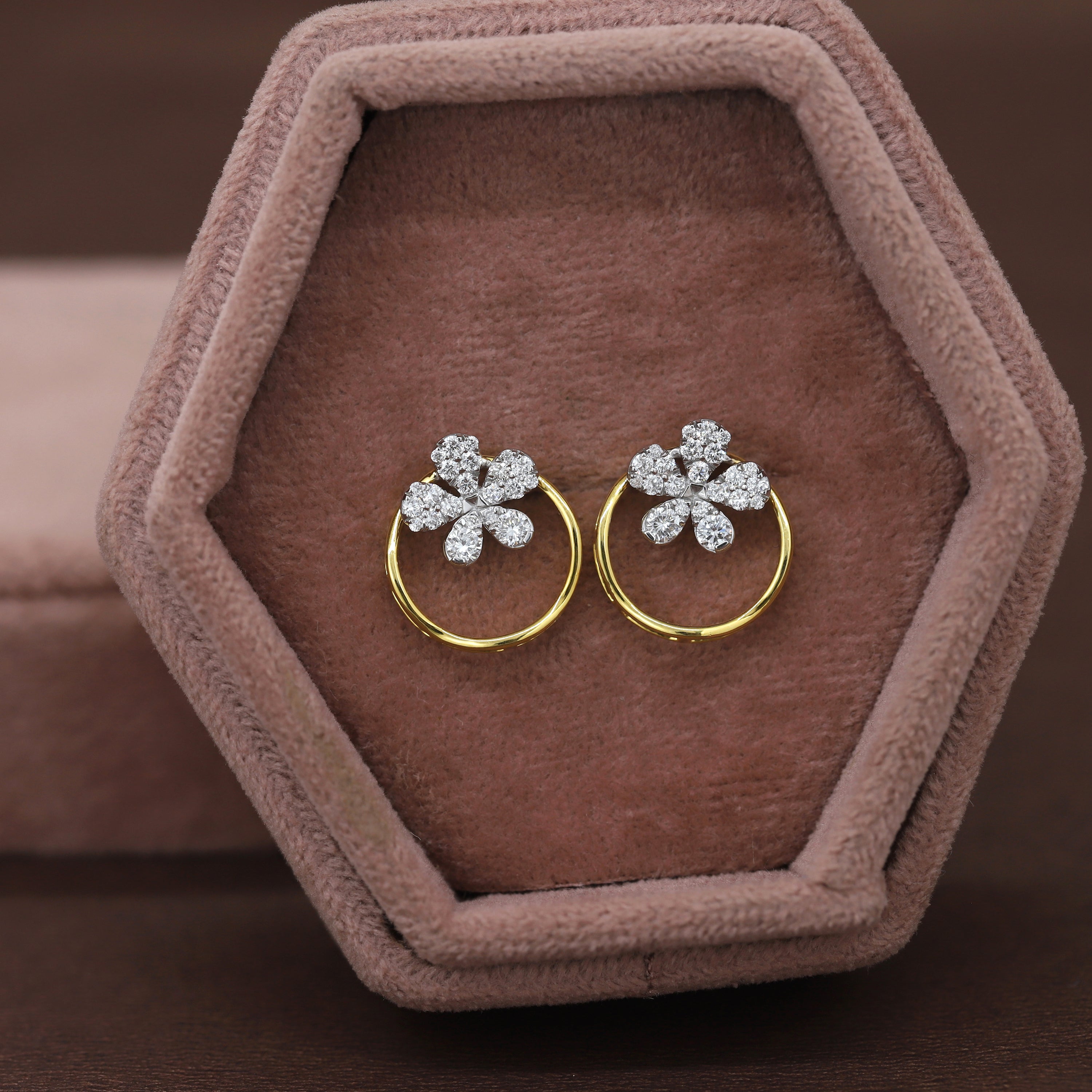 Round Floral Design Diamond Jewelry Set in Yellow Gold