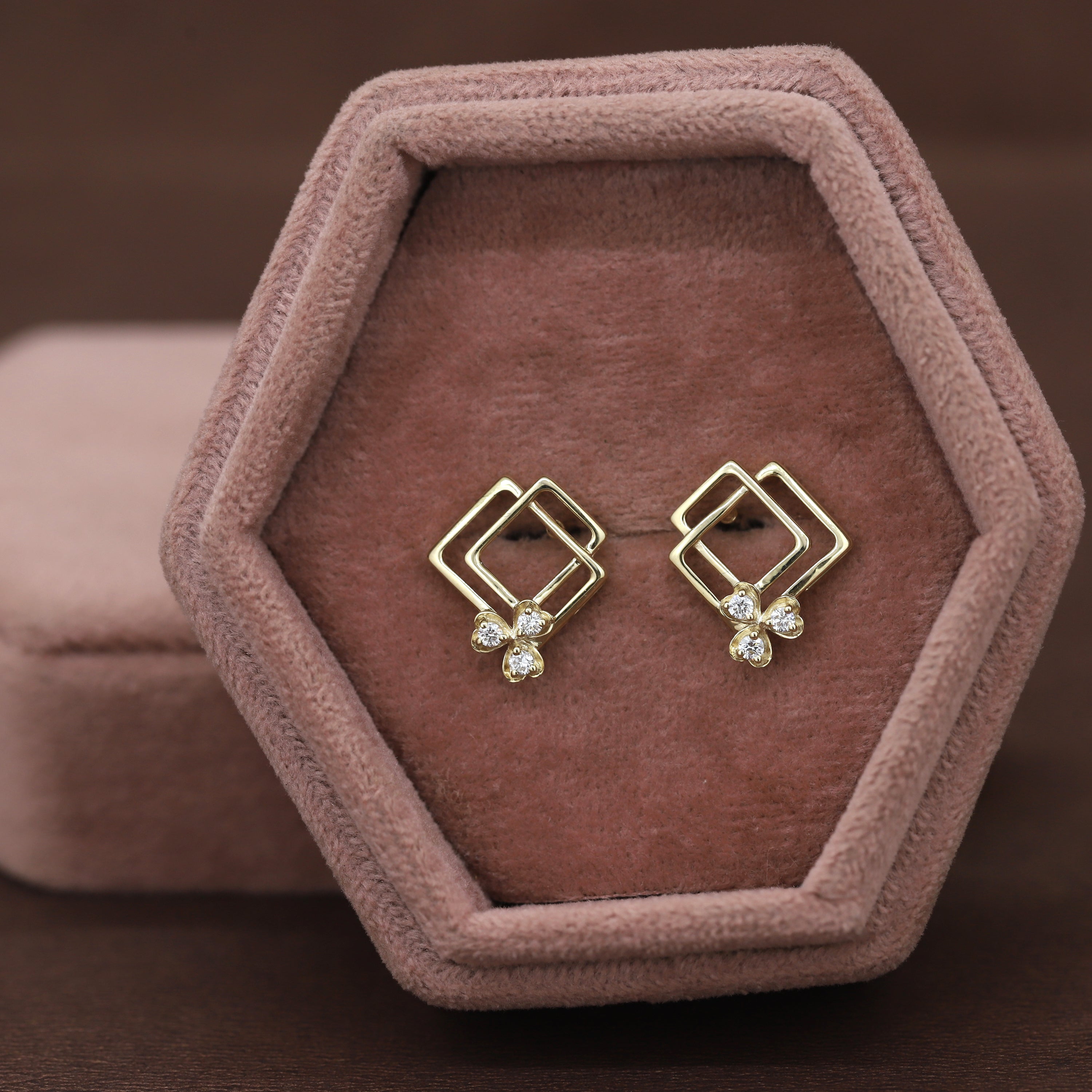 Geometric Floral Fusion – Yellow Gold Diamond Jewelry Set