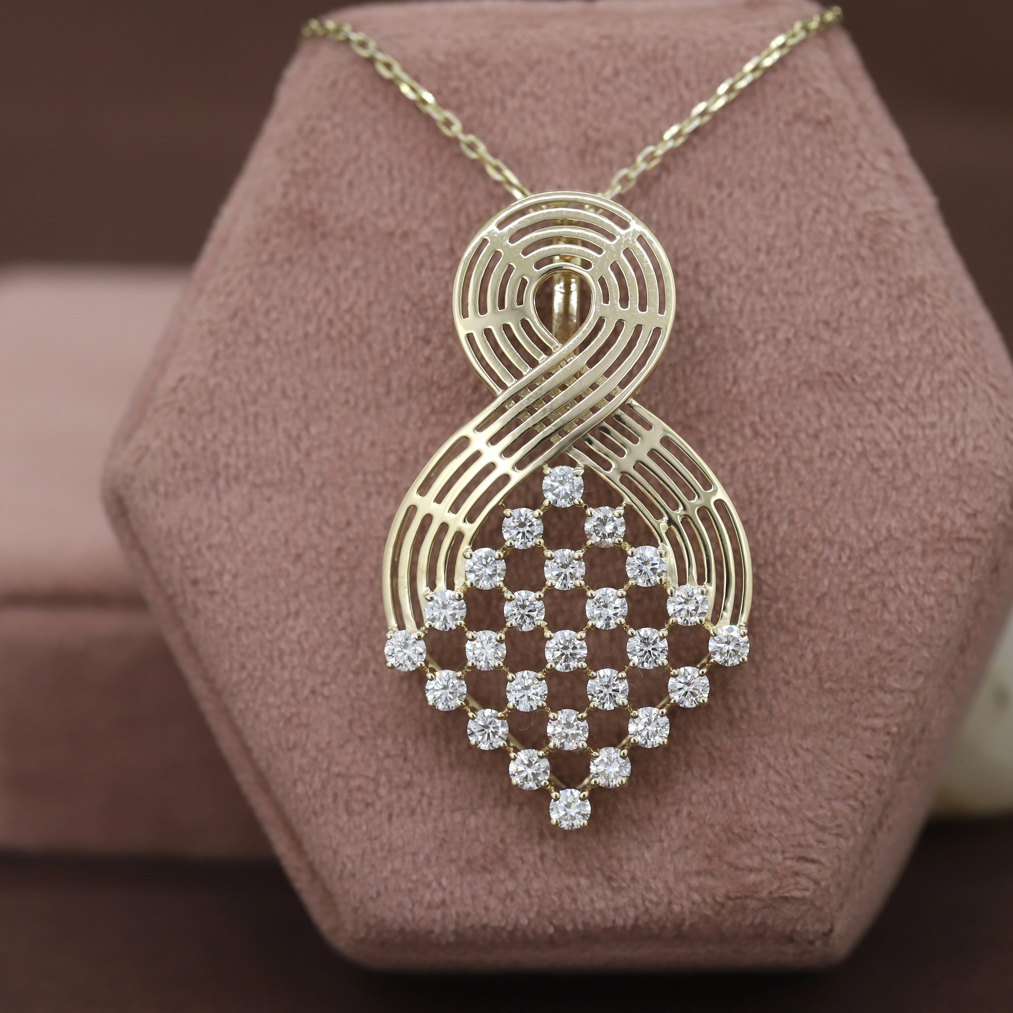 Timeless Radiance – Solid Gold Diamond Jewelry Set