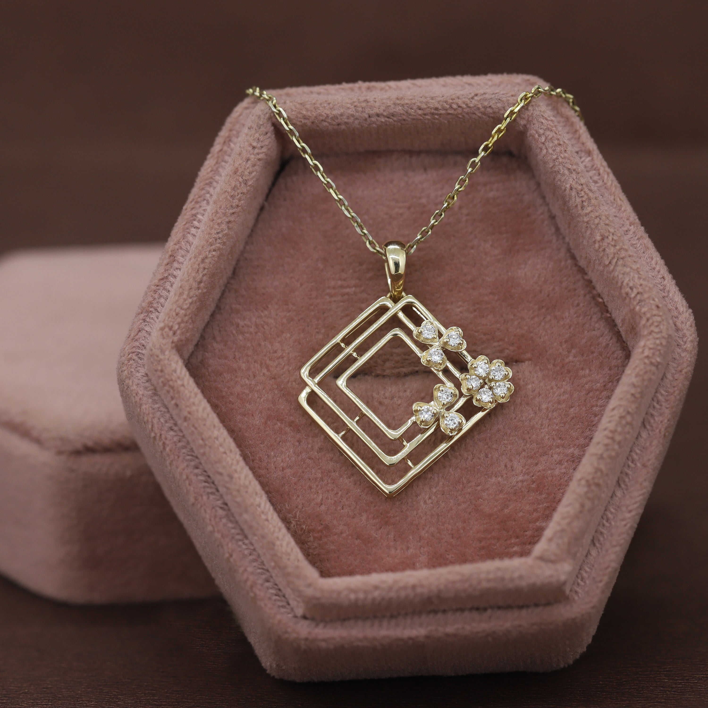 Geometric Floral Fusion – Yellow Gold Diamond Jewelry Set