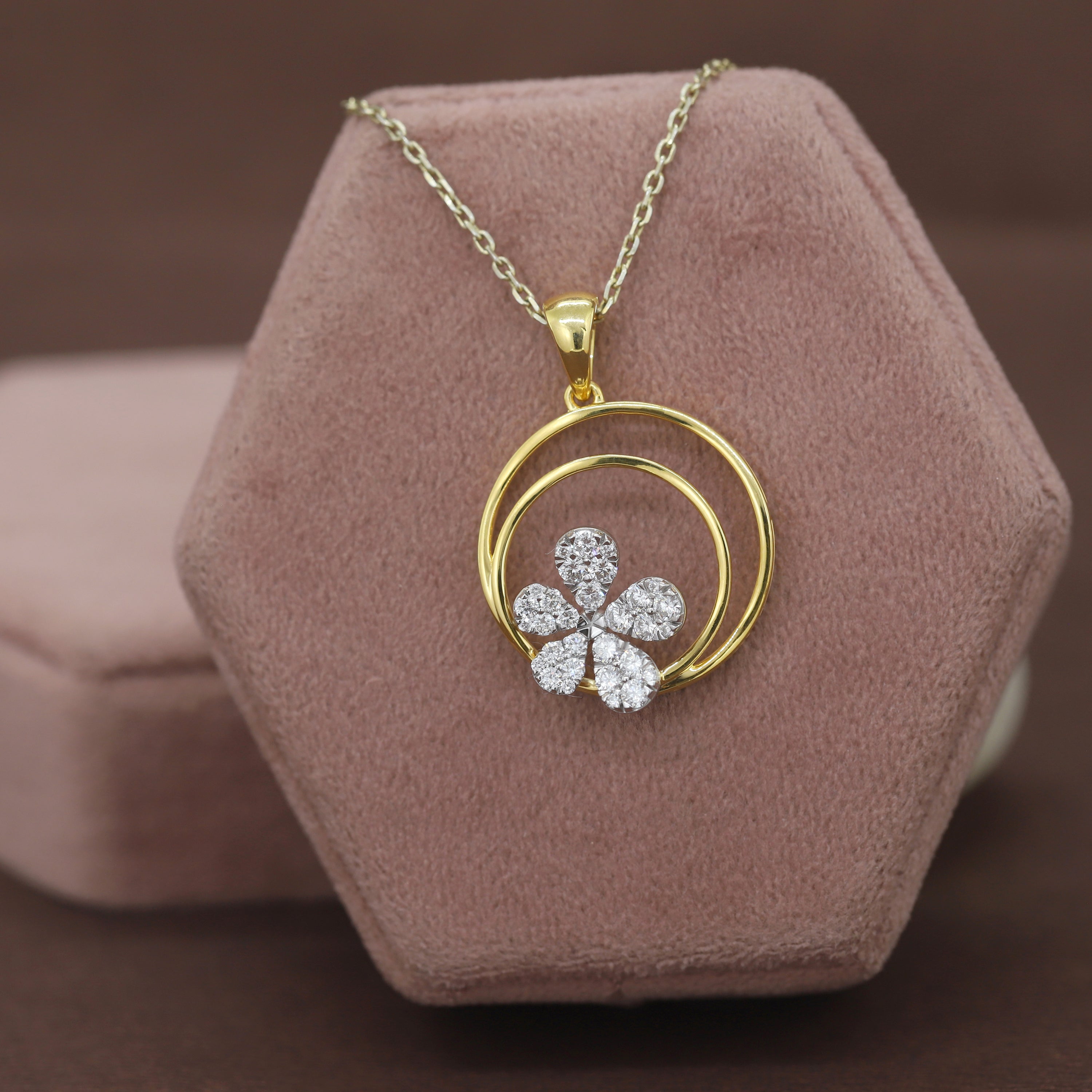 Round Floral Design Diamond Jewelry Set in Yellow Gold