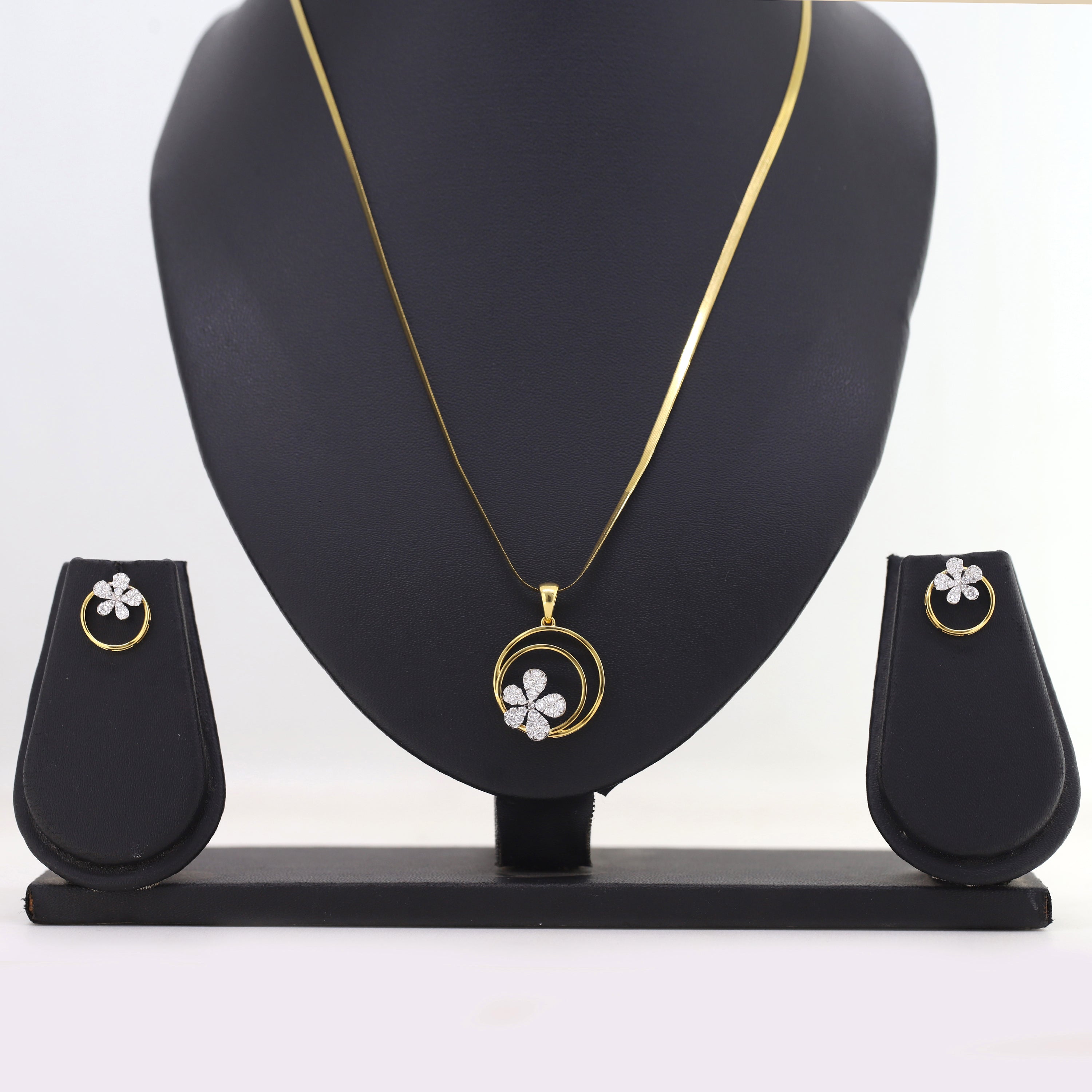 Round Floral Design Diamond Jewelry Set in Yellow Gold