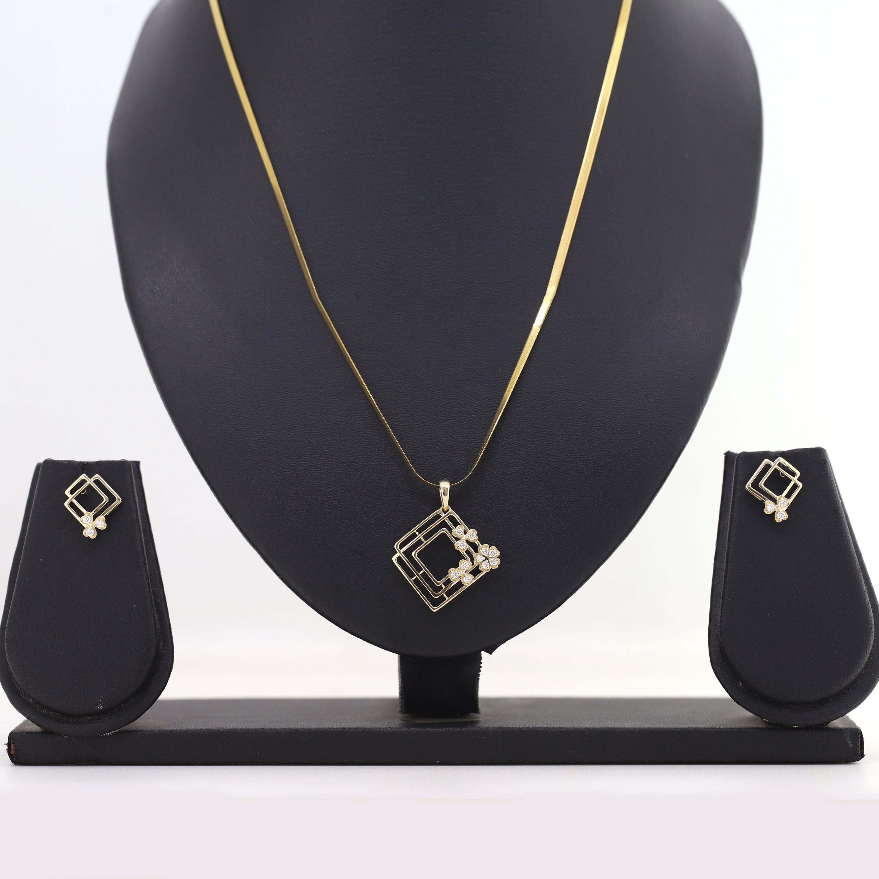 Geometric Floral Fusion – Yellow Gold Diamond Jewelry Set
