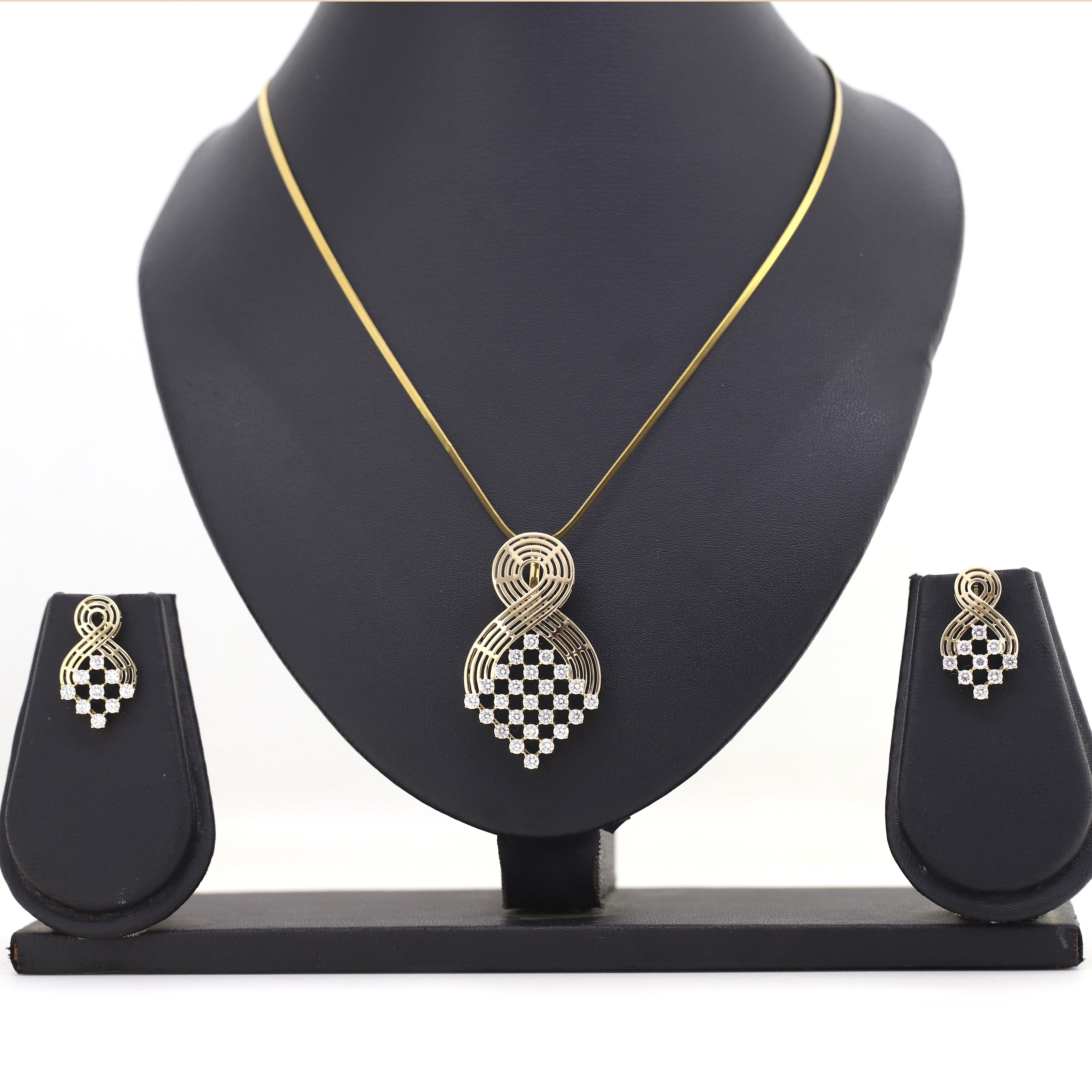 Timeless Radiance – Solid Gold Diamond Jewelry Set