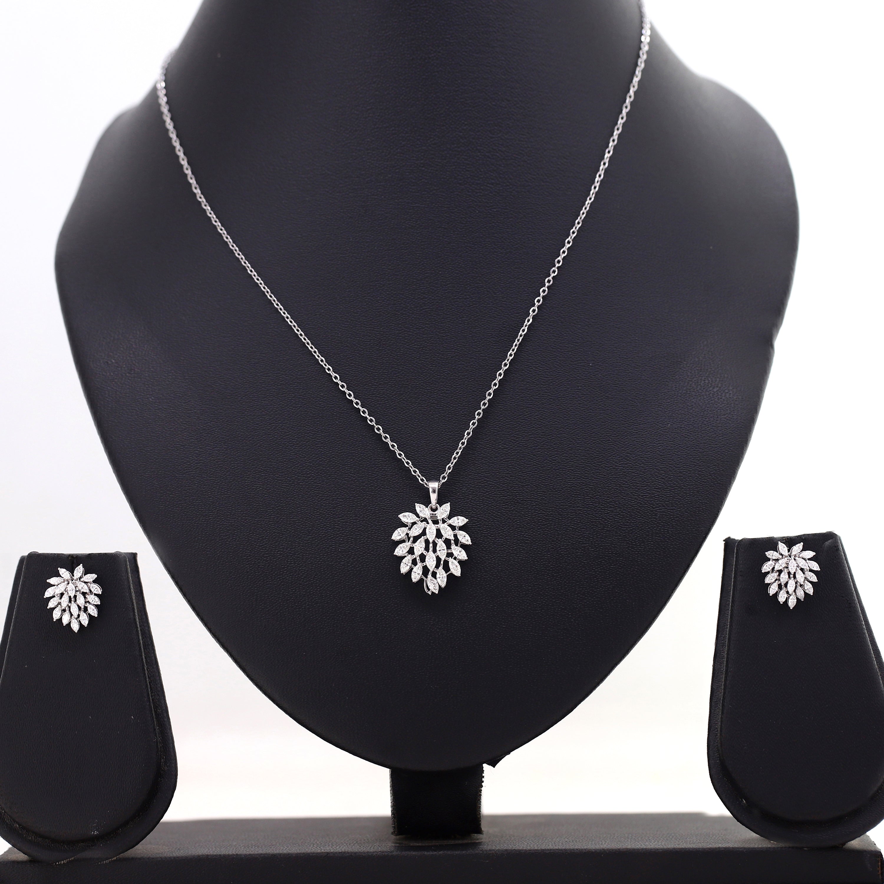 Dazzling Bloom – Yellow Gold Cluster Diamond Jewelry Set