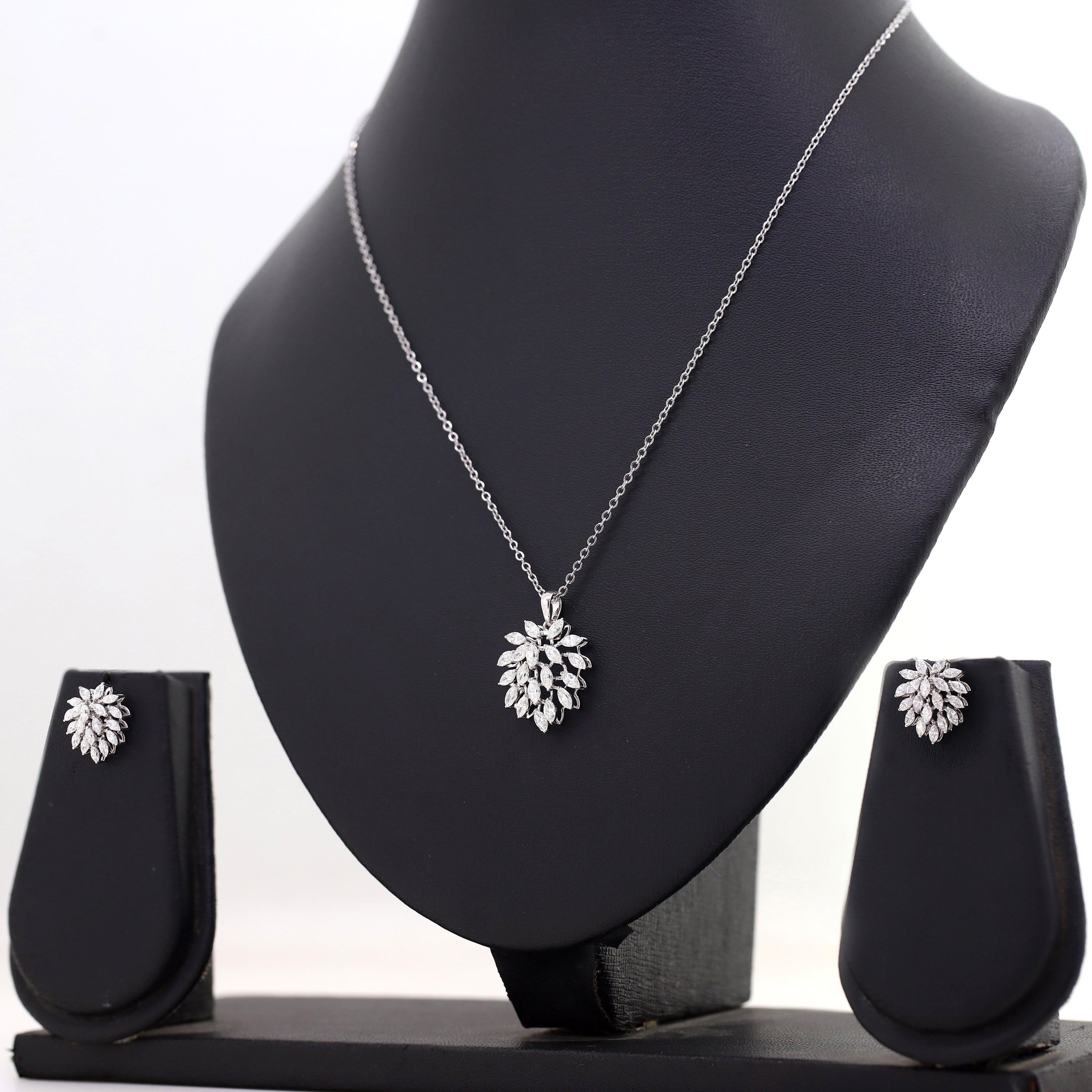 Dazzling Bloom – Yellow Gold Cluster Diamond Jewelry Set