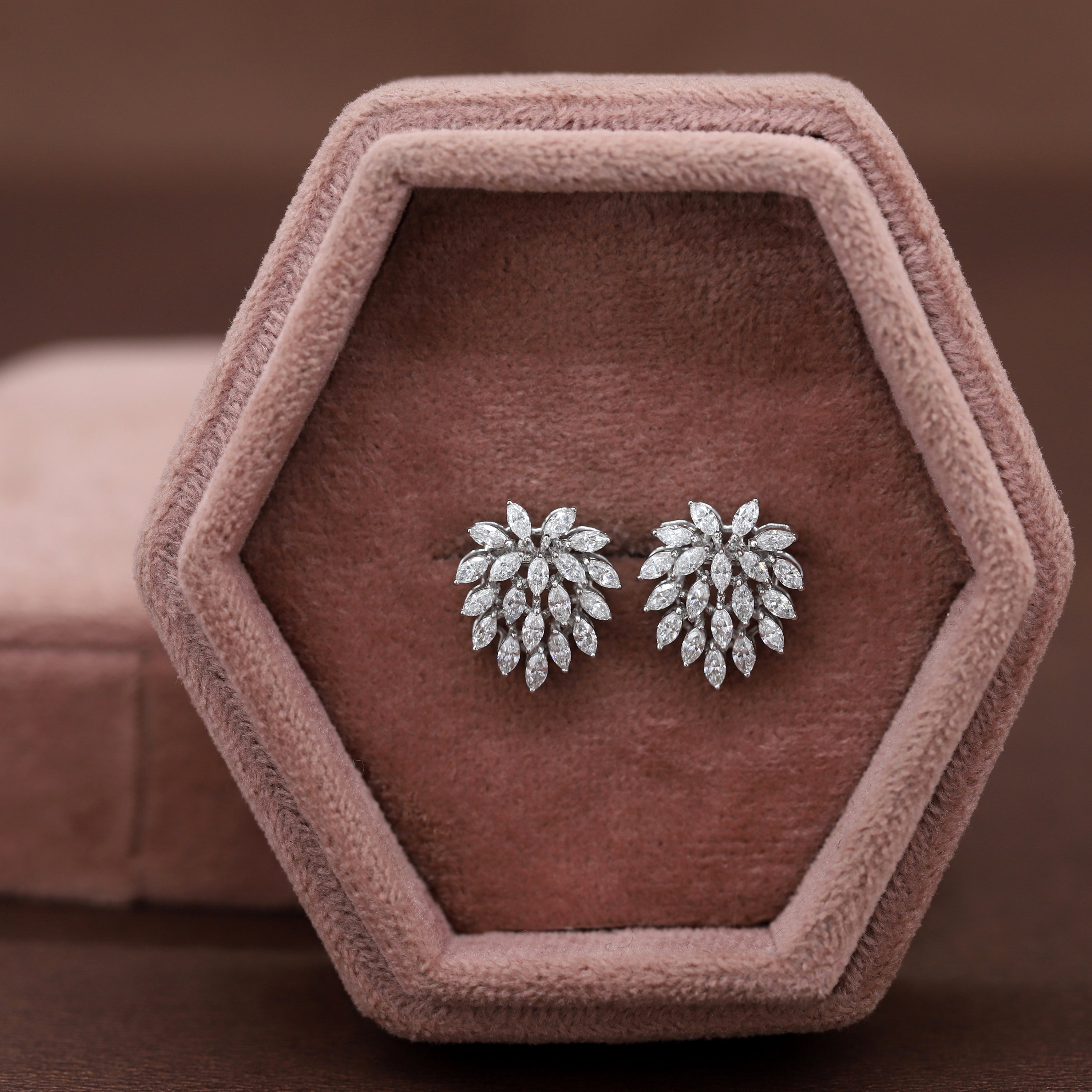 Dazzling Bloom – Yellow Gold Cluster Diamond Jewelry Set