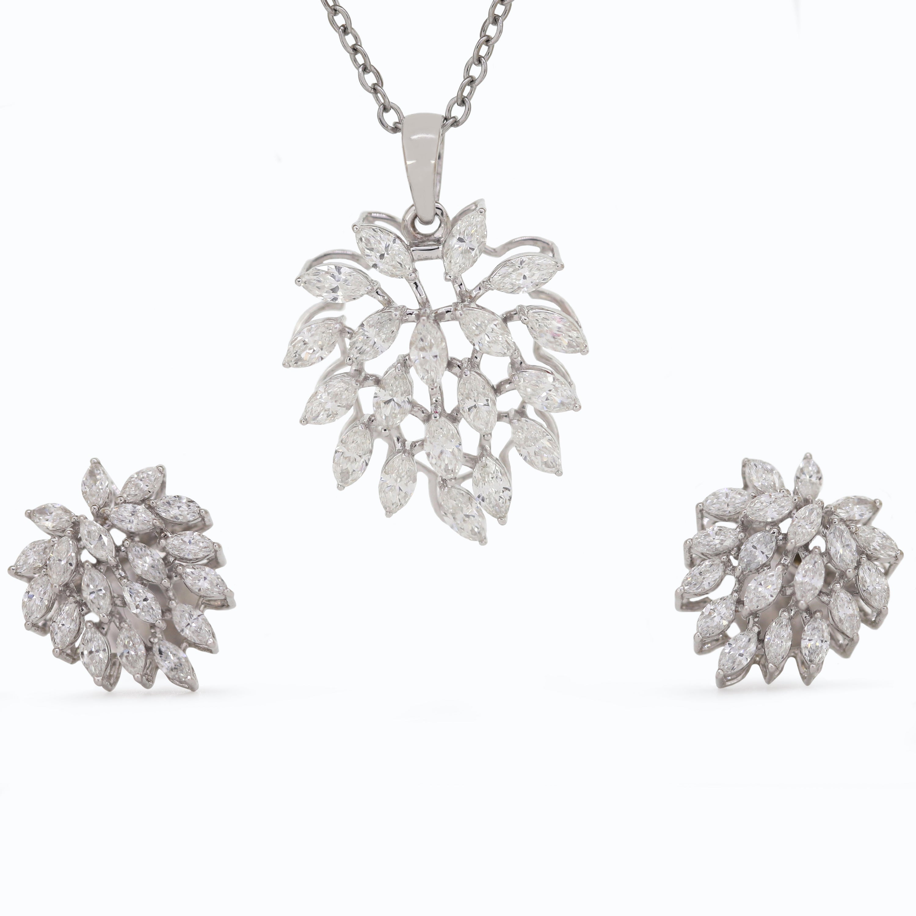 Dazzling Bloom – Yellow Gold Cluster Diamond Jewelry Set