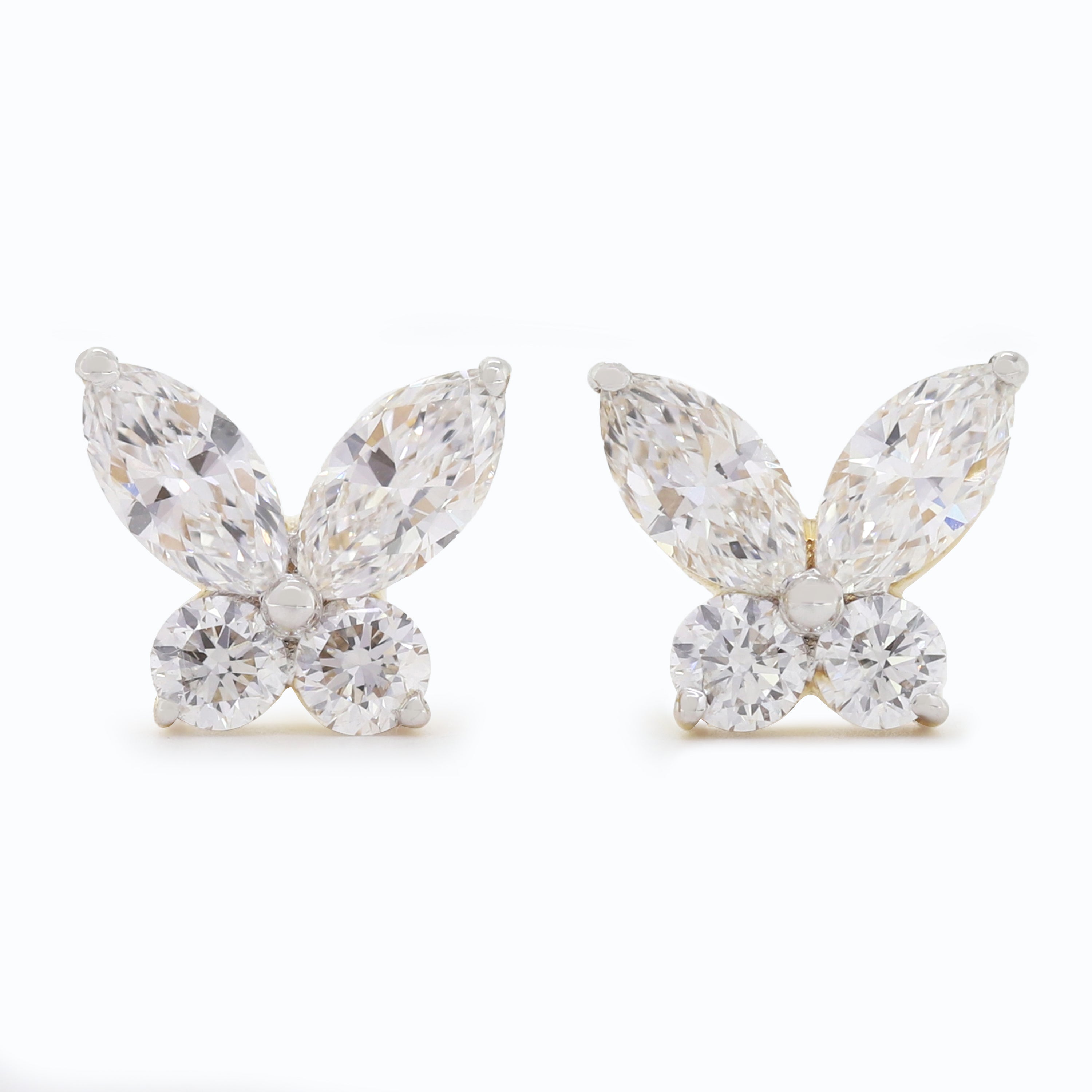 Sparkling Grace – Diamond Stud Earrings