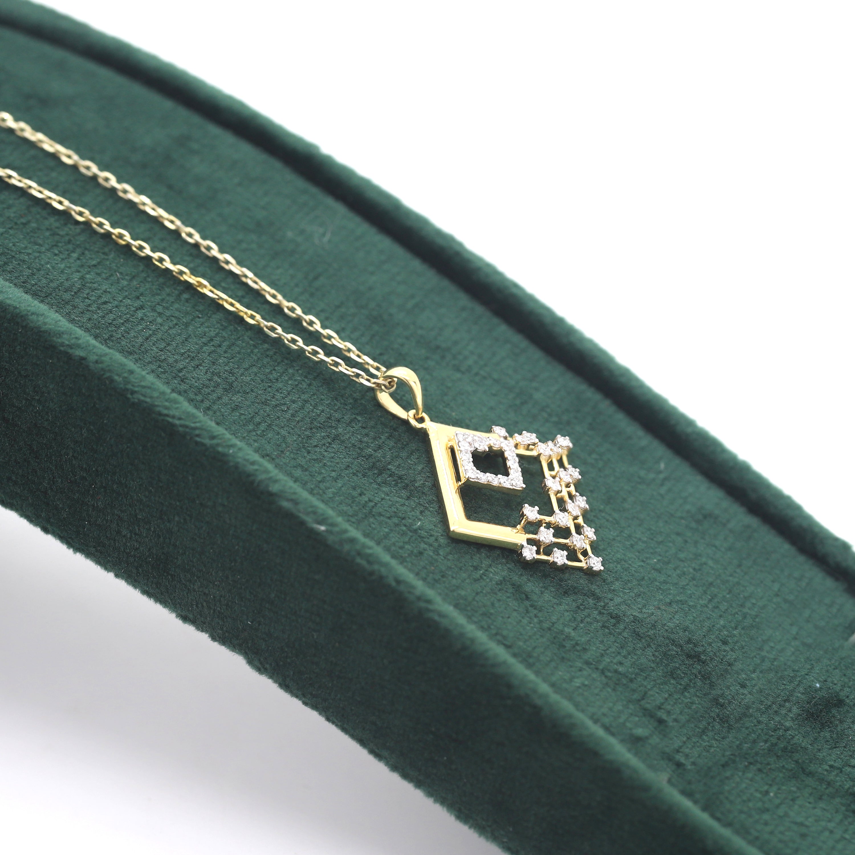 Geometric Floral Fusion – Yellow Gold Round Diamond Jewelry Set