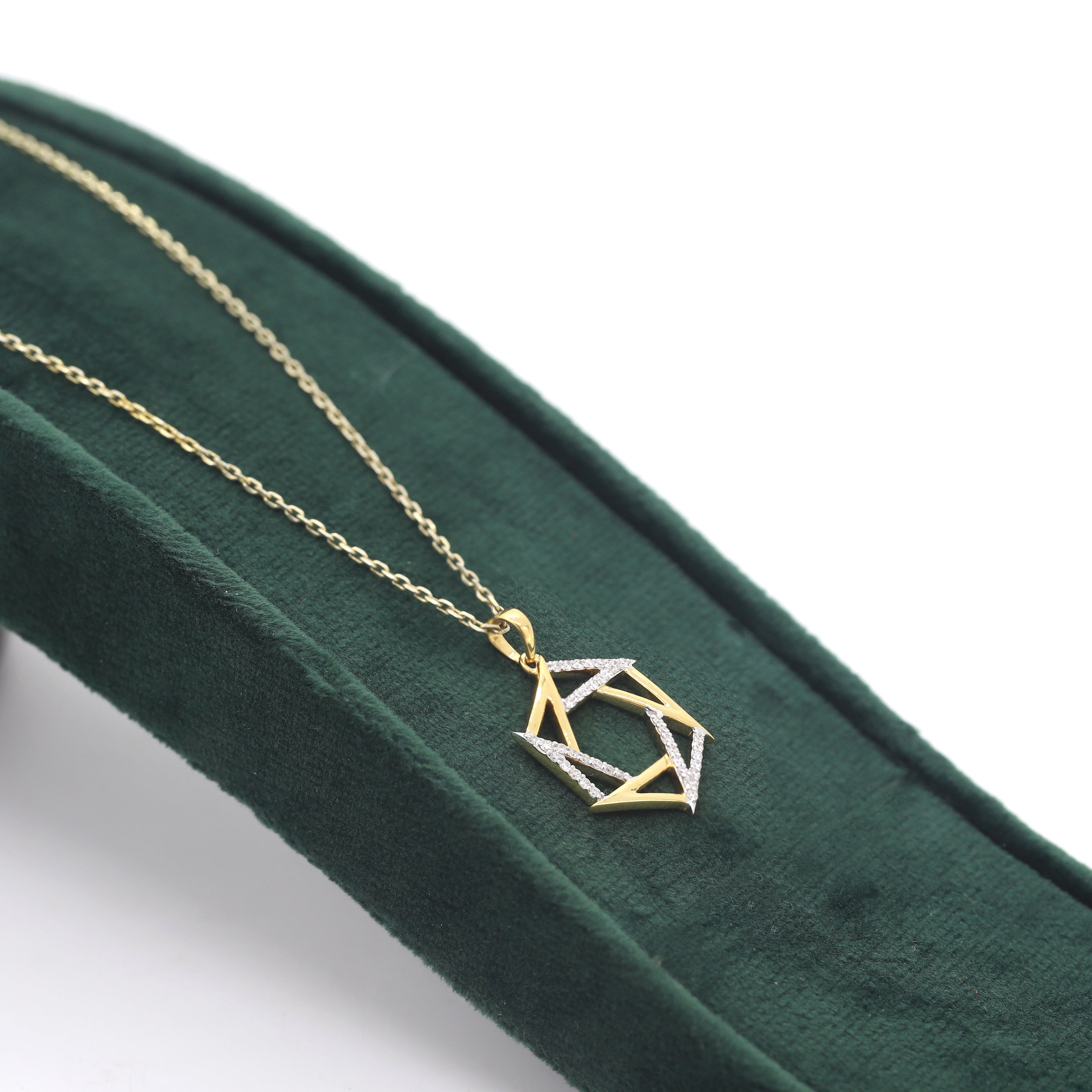 Dazzling Bloom – Yellow Gold Cluster Diamond Jewelry Set