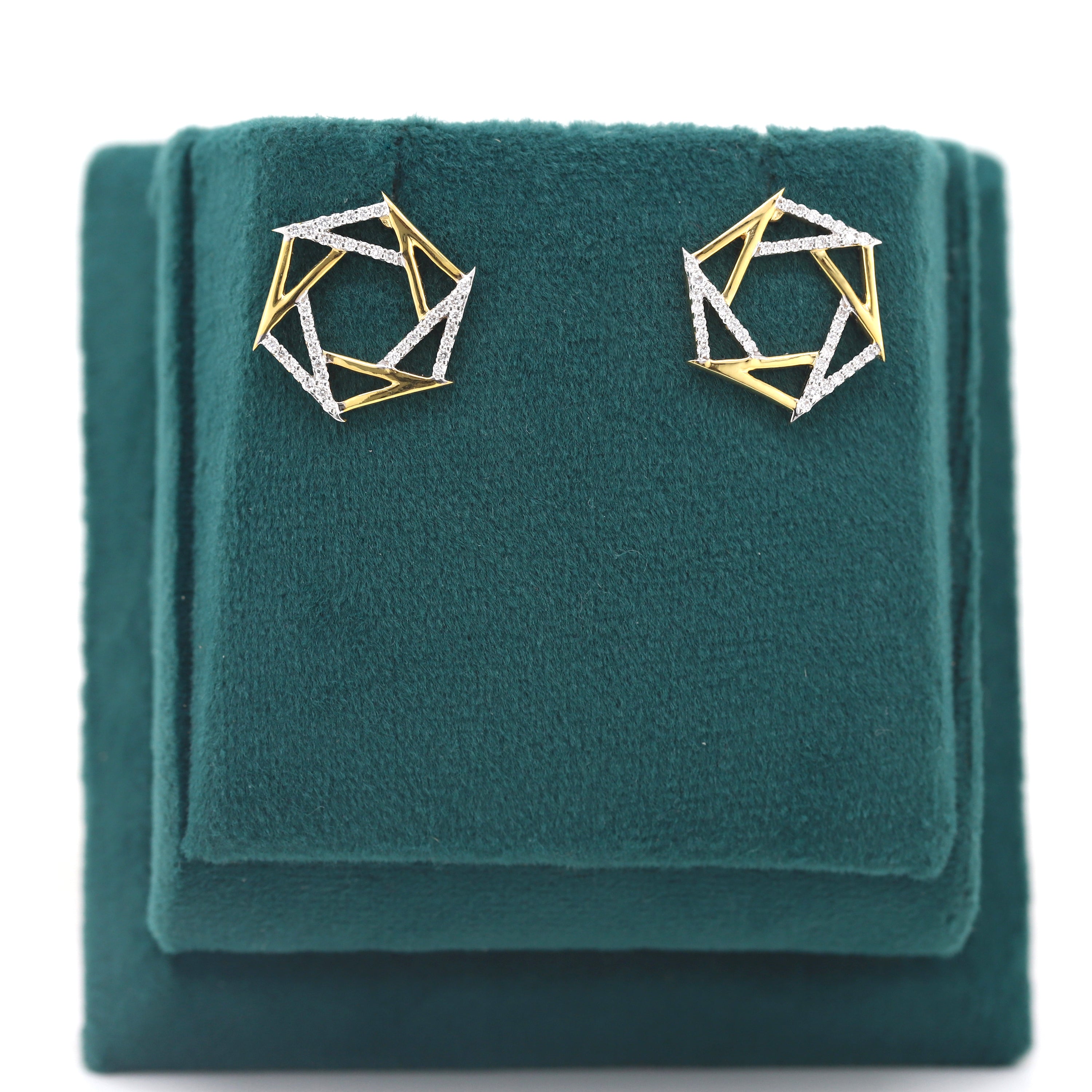 Dazzling Bloom – Yellow Gold Cluster Diamond Jewelry Set