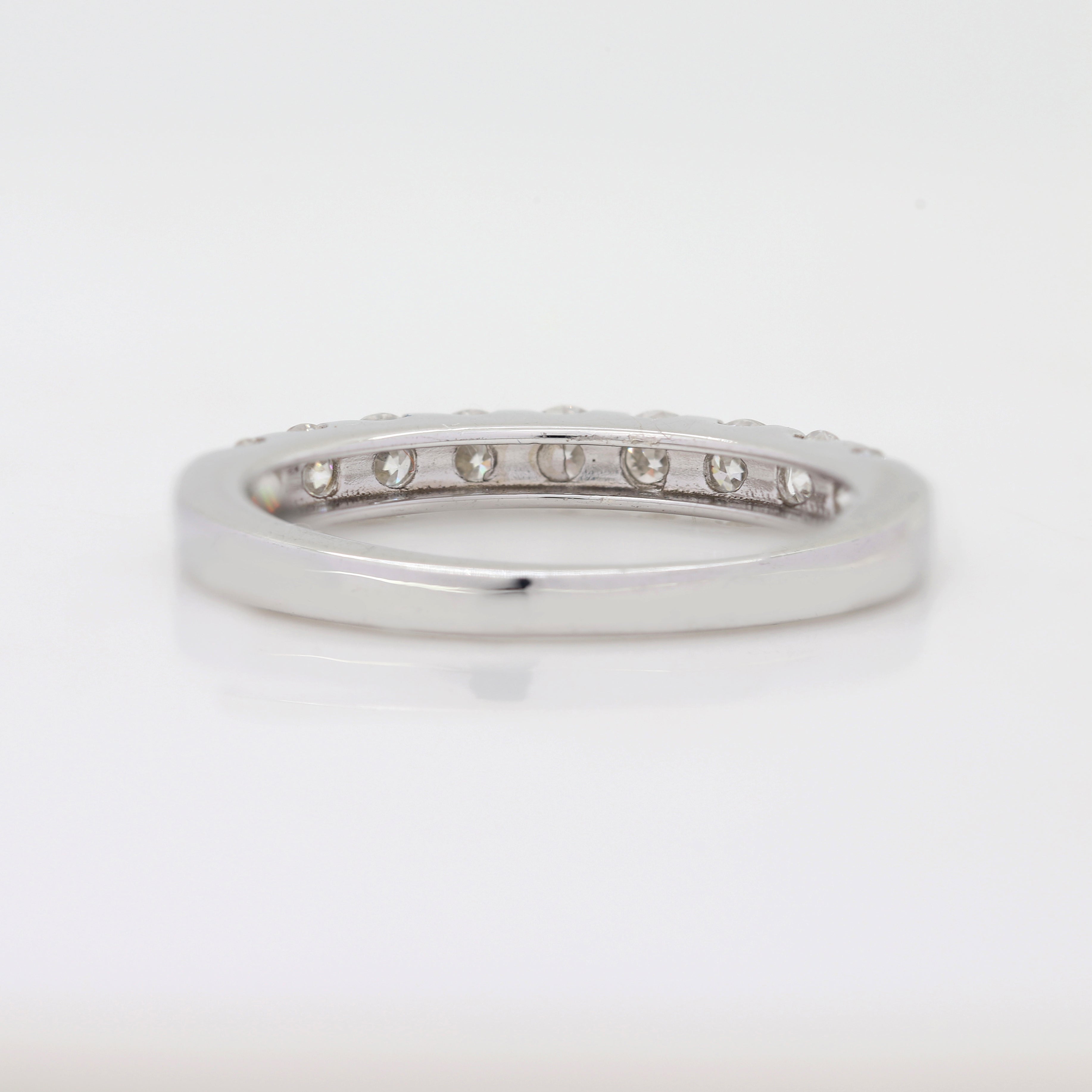 Bound by Brilliance – White Gold Ring with Round Diamond