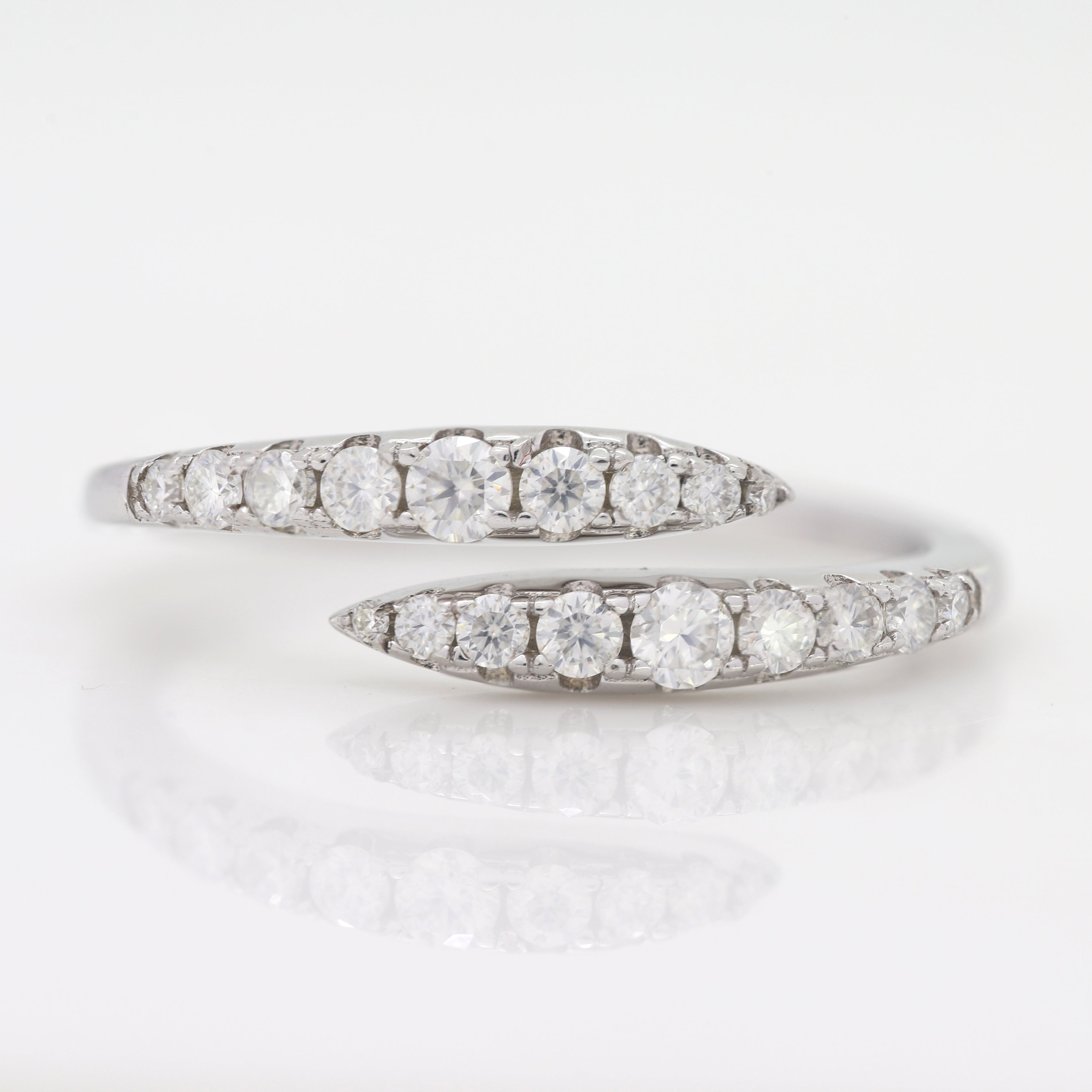 Exquisite Sparkle – White Gold Ring with Round Diamond