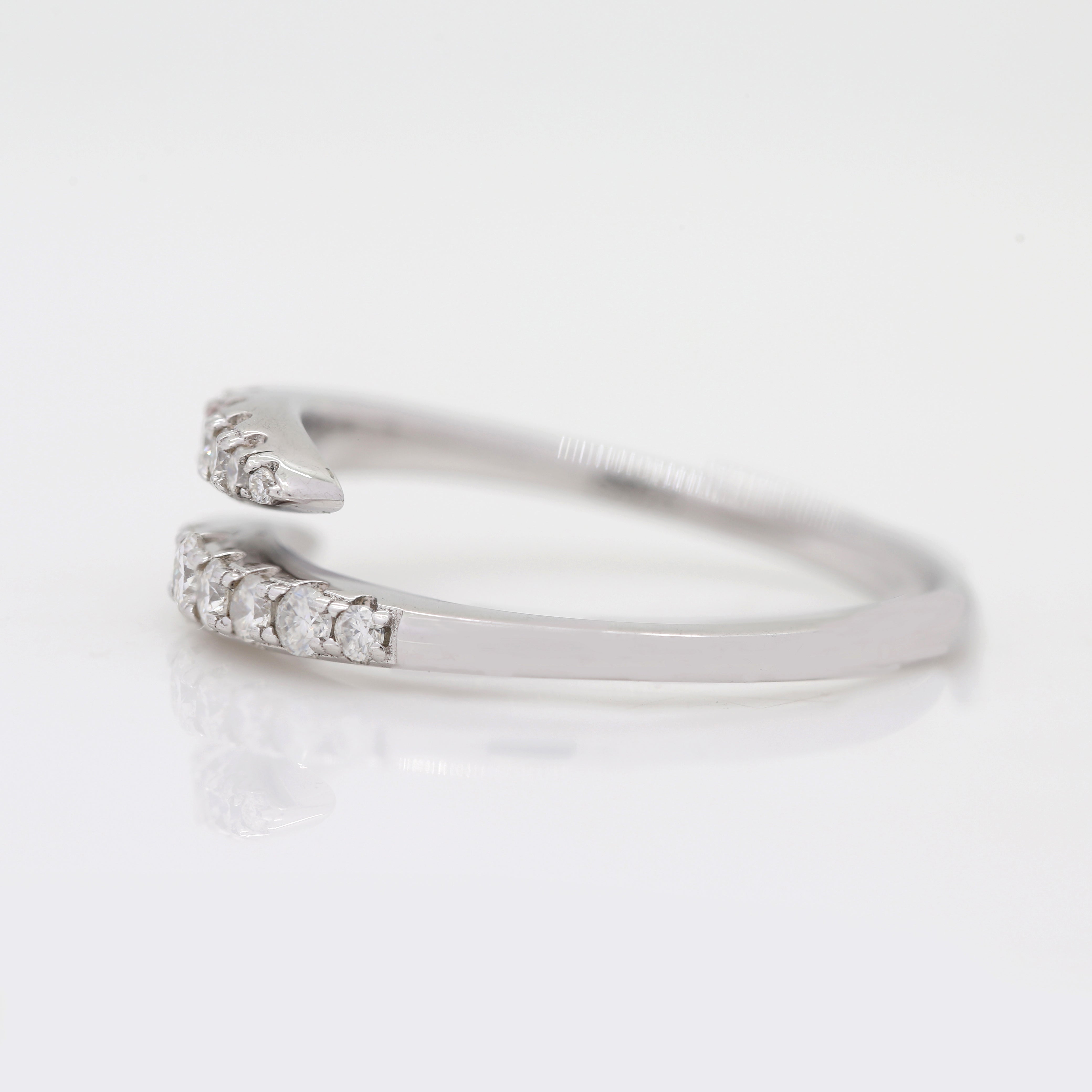 Exquisite Sparkle – White Gold Ring with Round Diamond