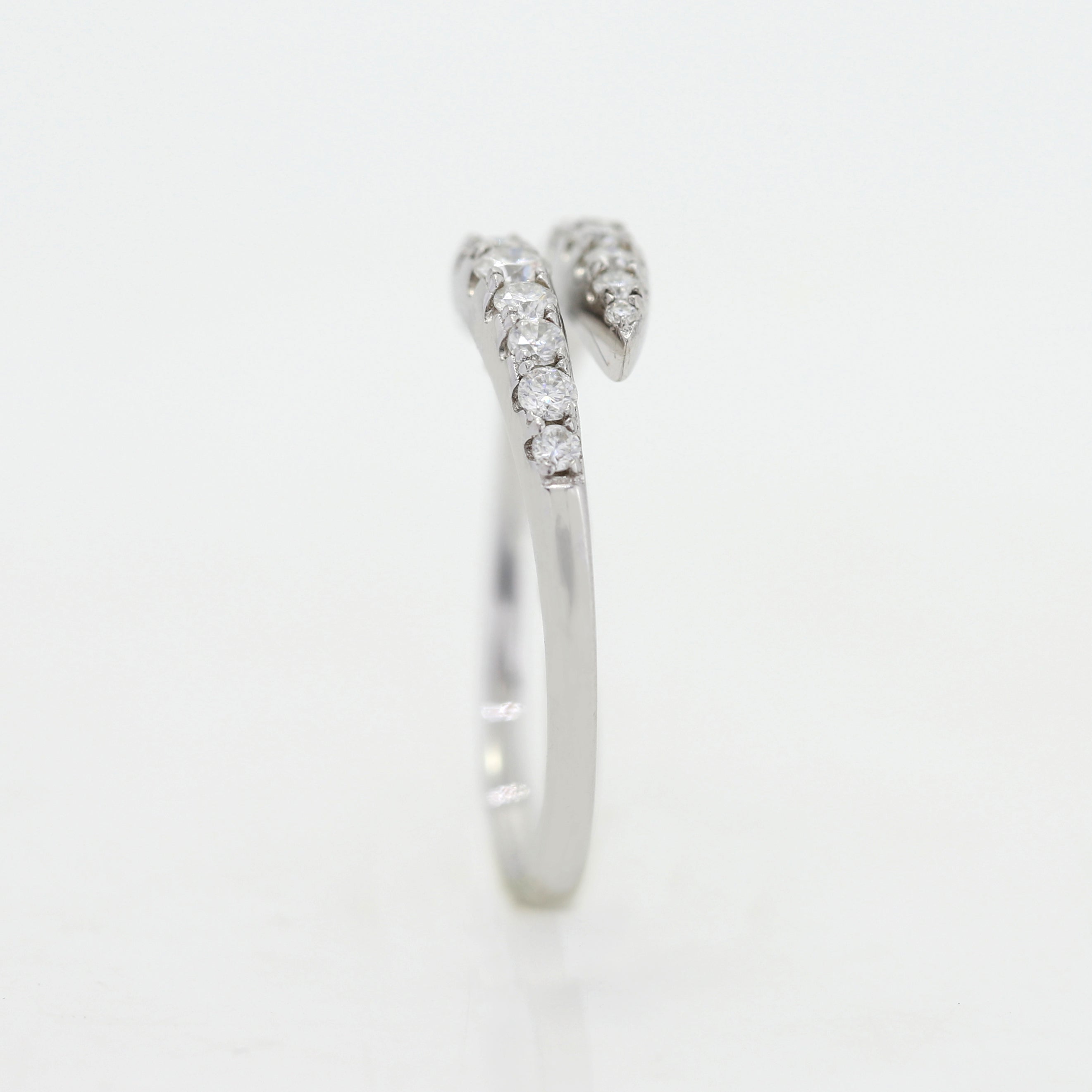 Exquisite Sparkle – White Gold Ring with Round Diamond