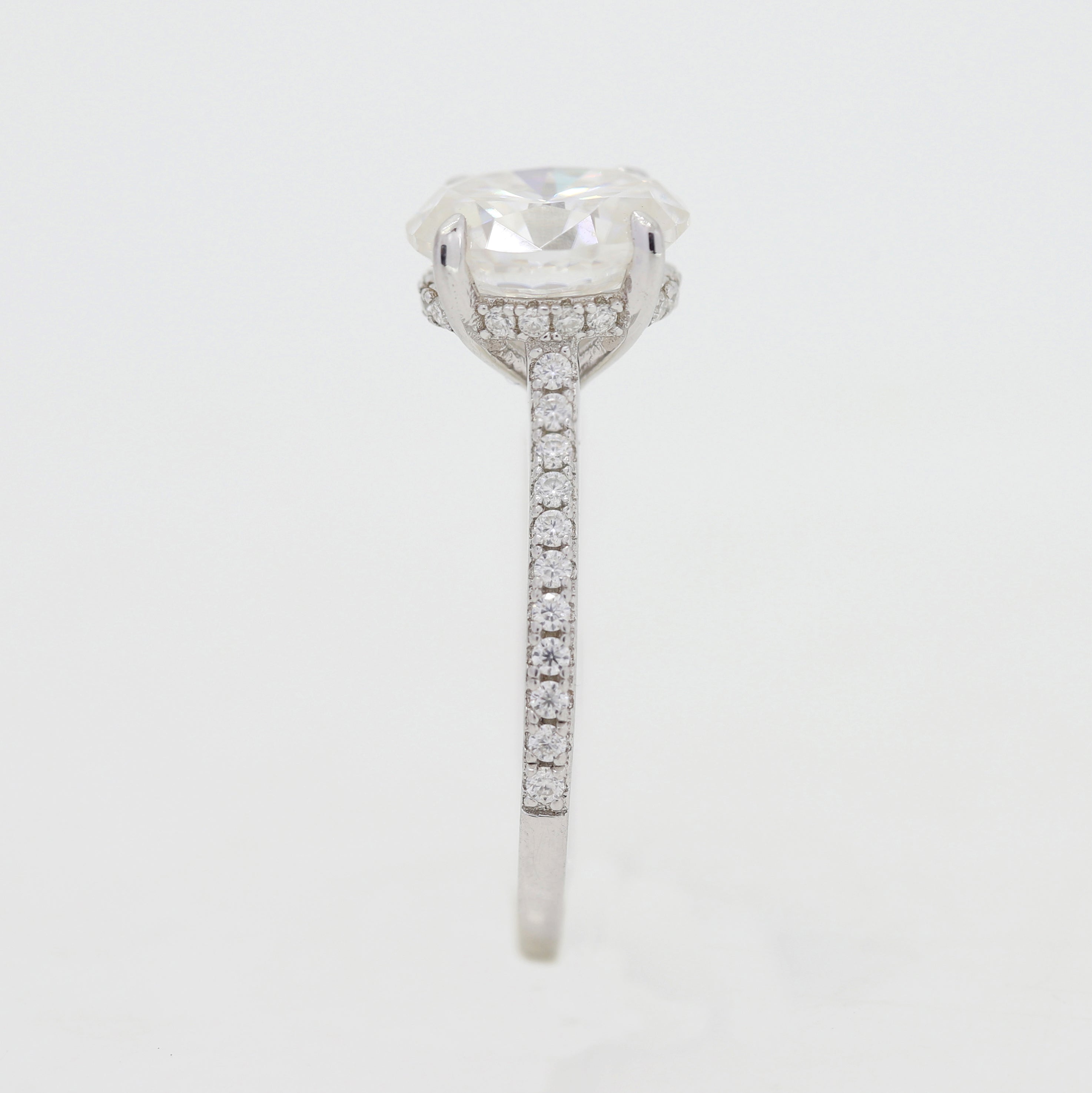 Understated Sparkle – White Gold Ring with Oval Diamond